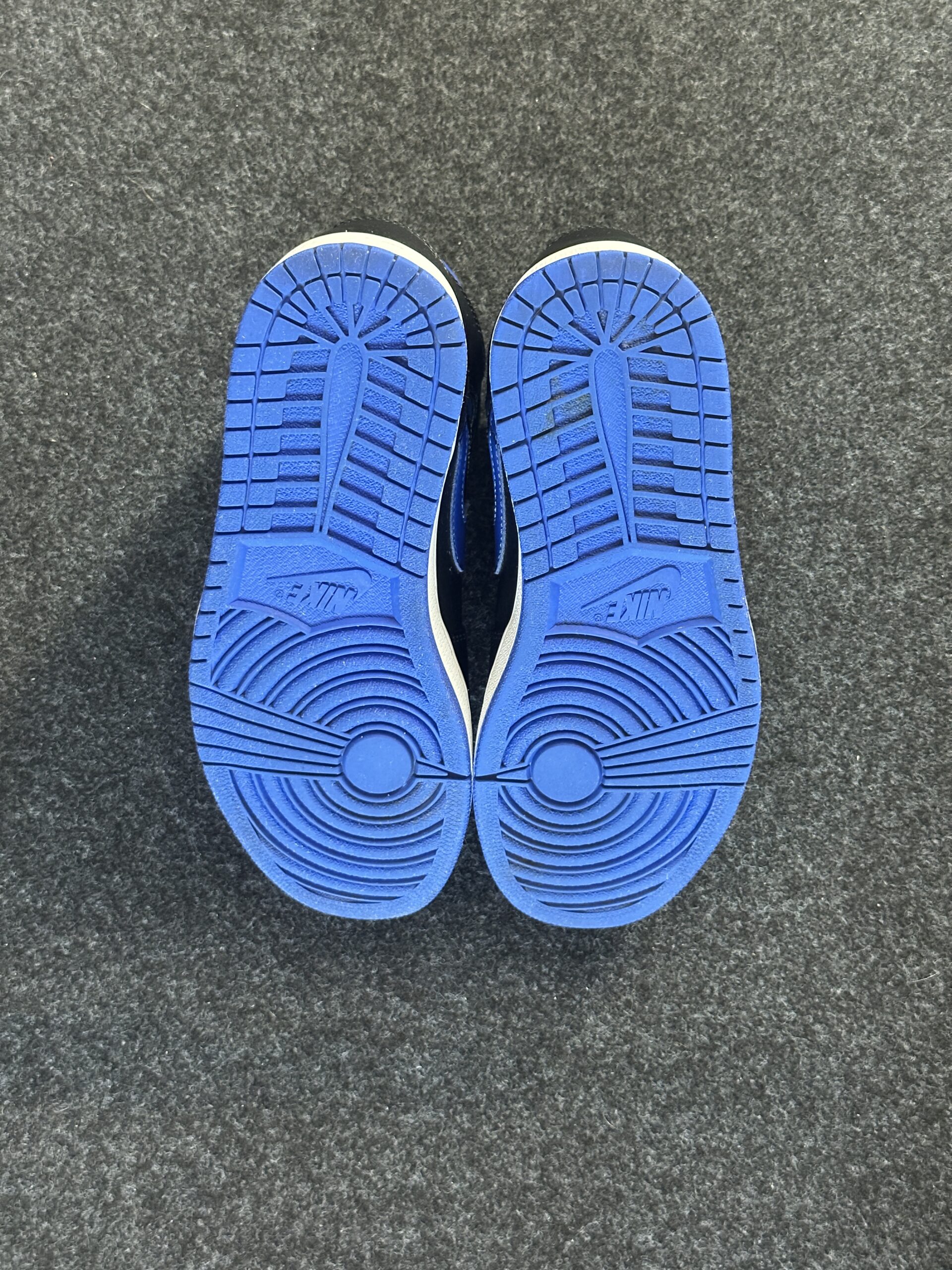 Air Jordan 1 Mid Royal 554724-068 taglia EU 40.5 vista suole