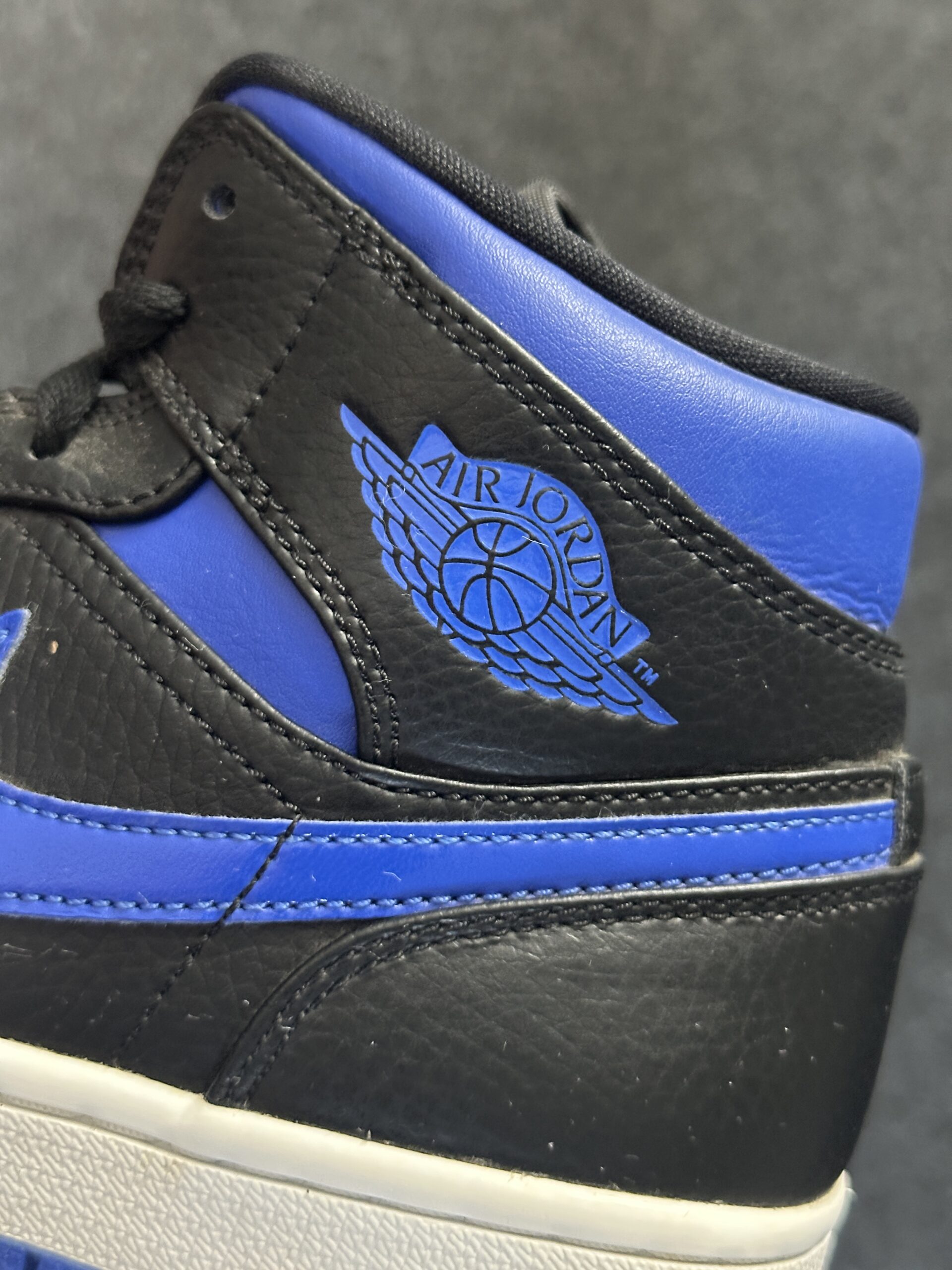 Air Jordan 1 Mid Royal 554724-068 taglia EU 40.5 vista logo