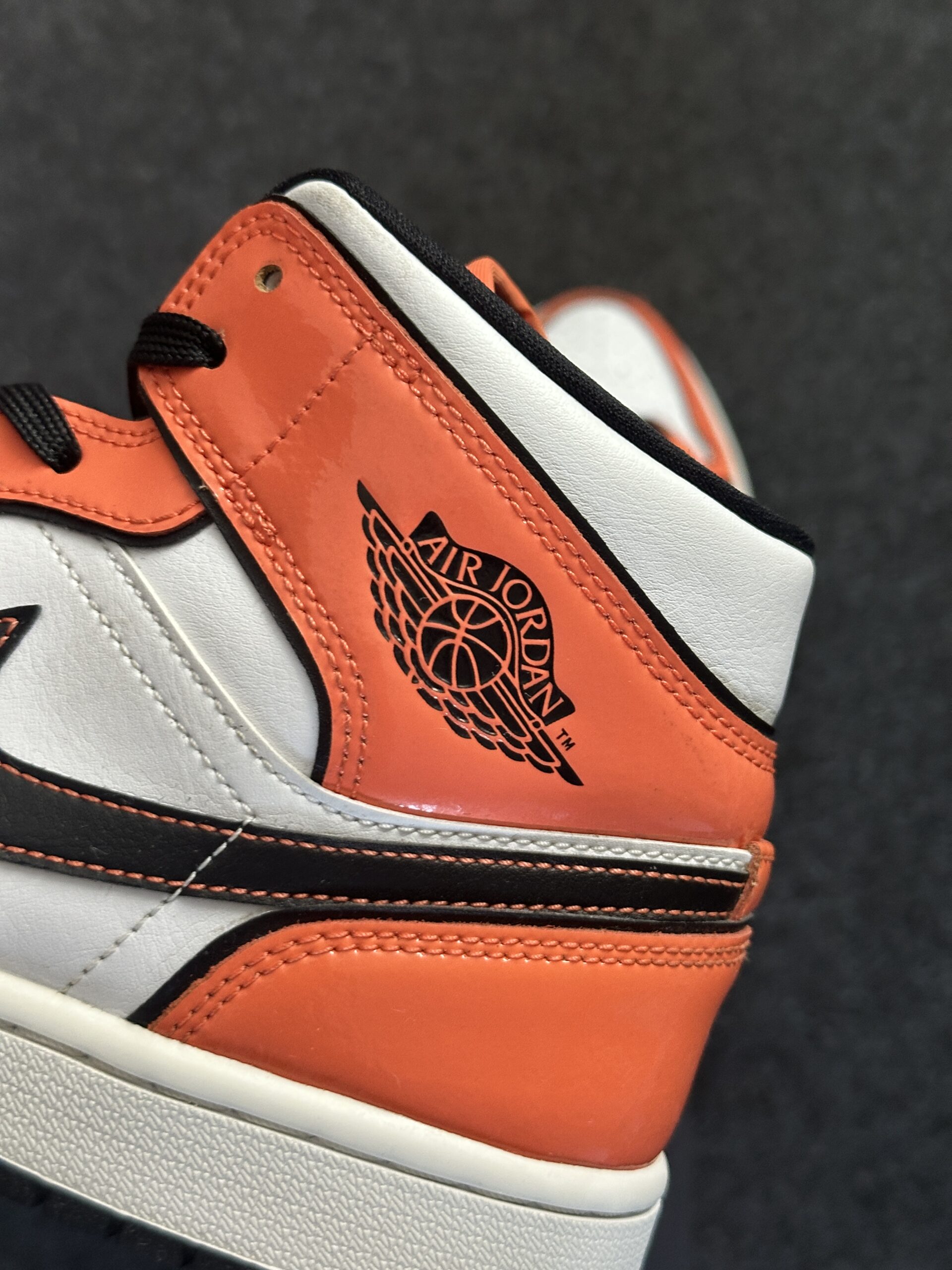 Air Jordan 1 Mid SE Turf Orange DD6834-802 taglia EU 42 vista logo