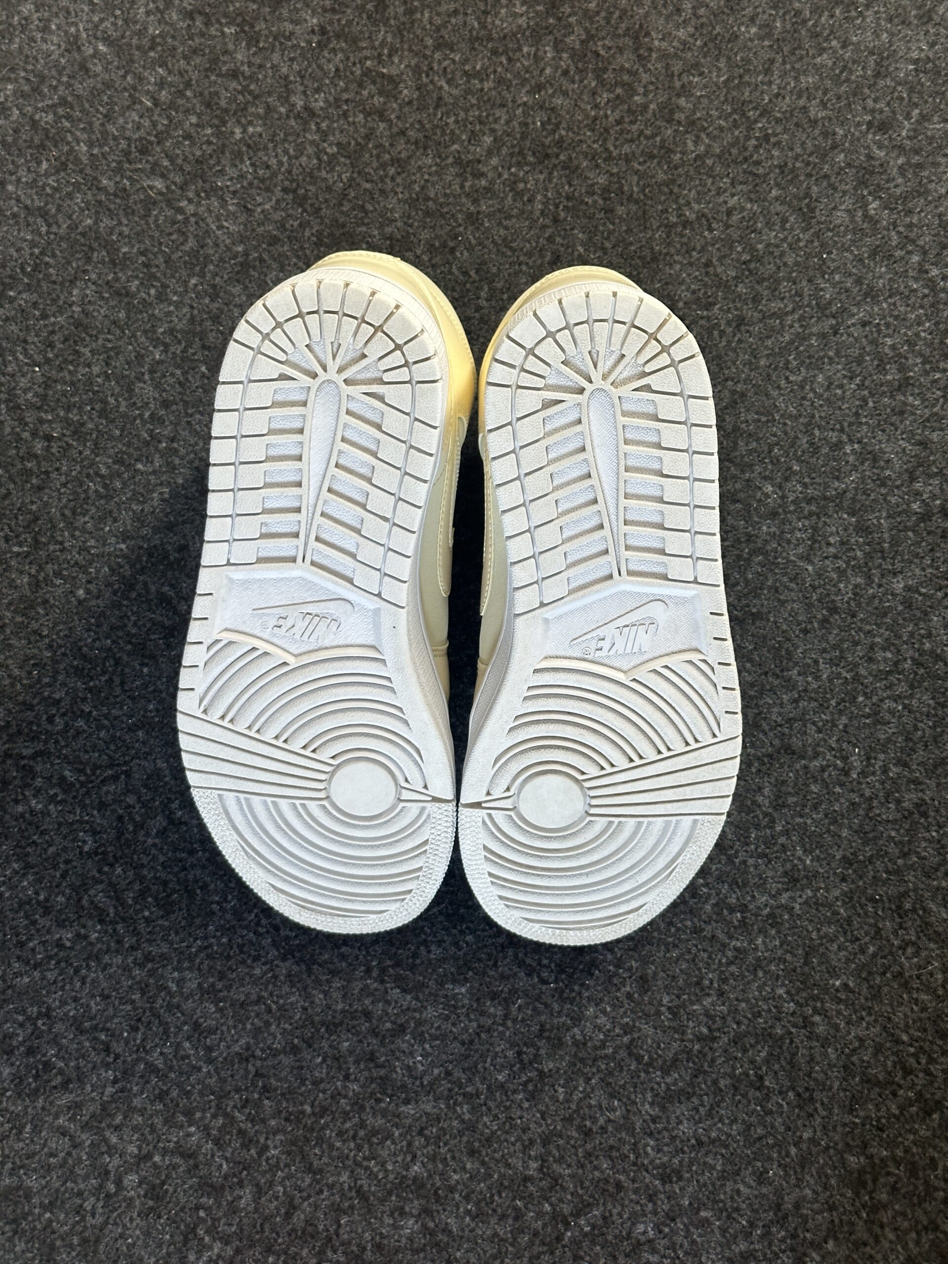 Air Jordan 1 Mid Goose Feather Yellow CK6587-200 taglia EU 40 vista suole