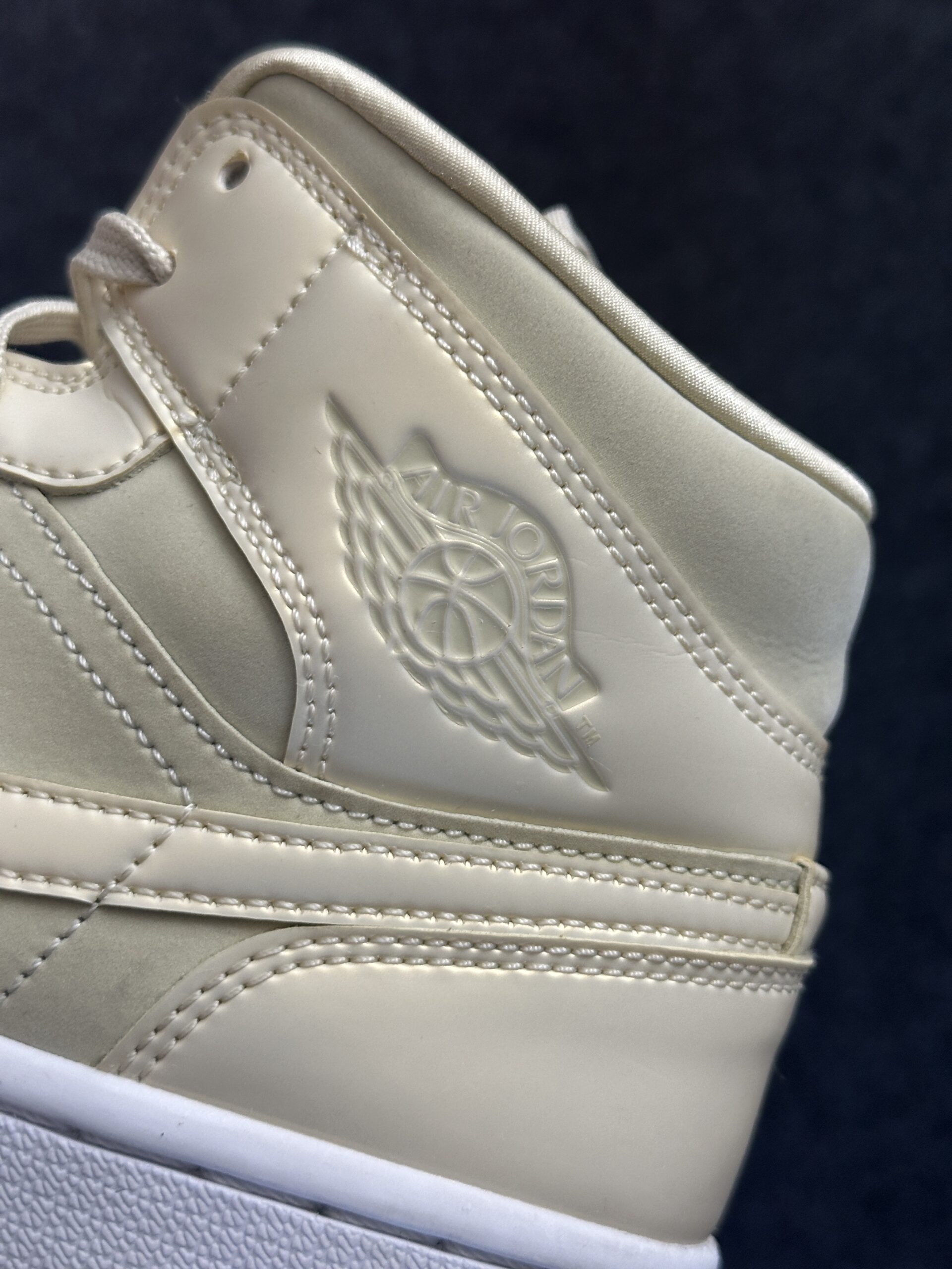 Air Jordan 1 Mid Goose Feather Yellow CK6587-200 taglia EU 40 vista logo