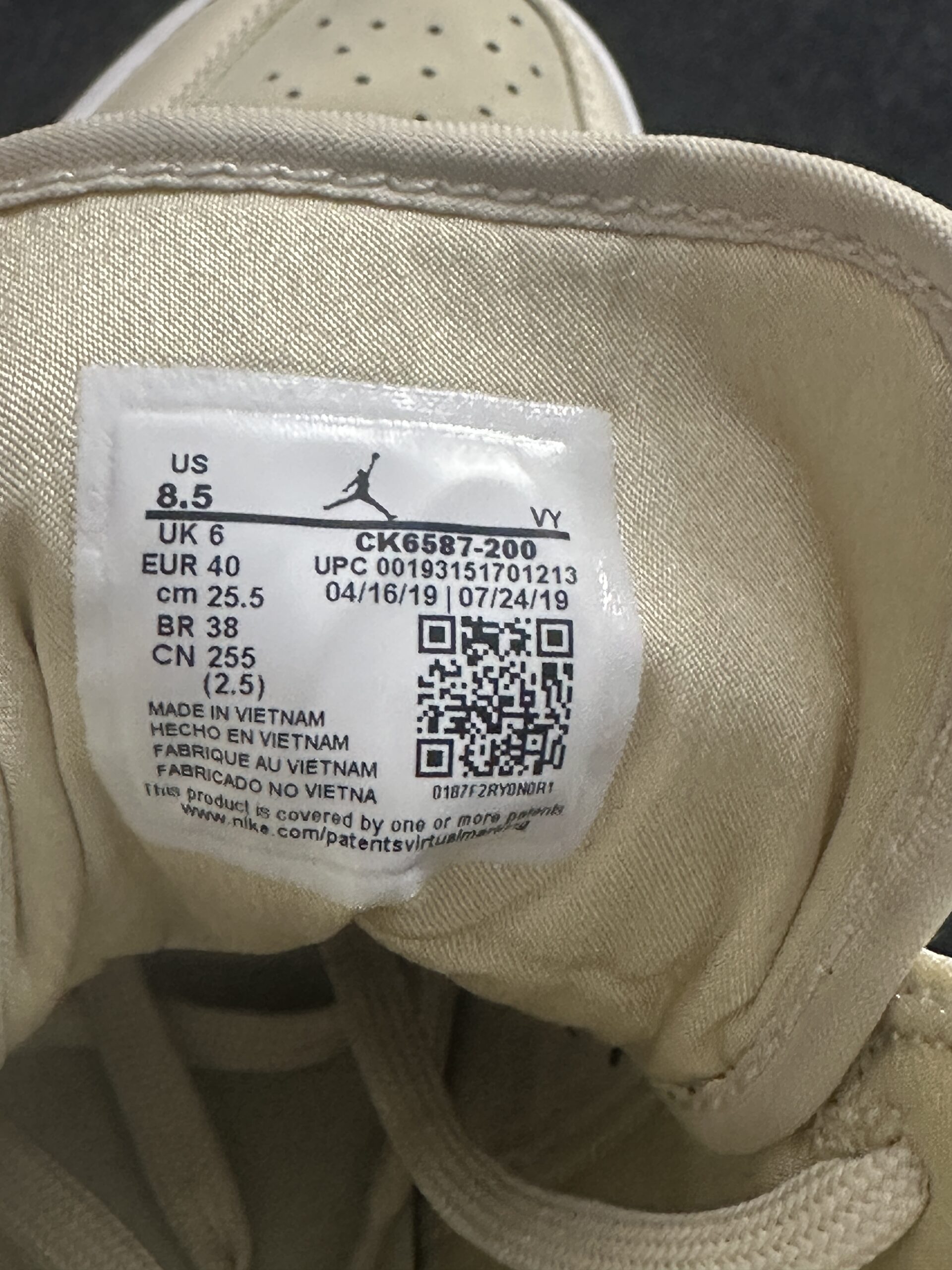 Air Jordan 1 Mid Goose Feather Yellow CK6587-200 taglia EU 40 vista label