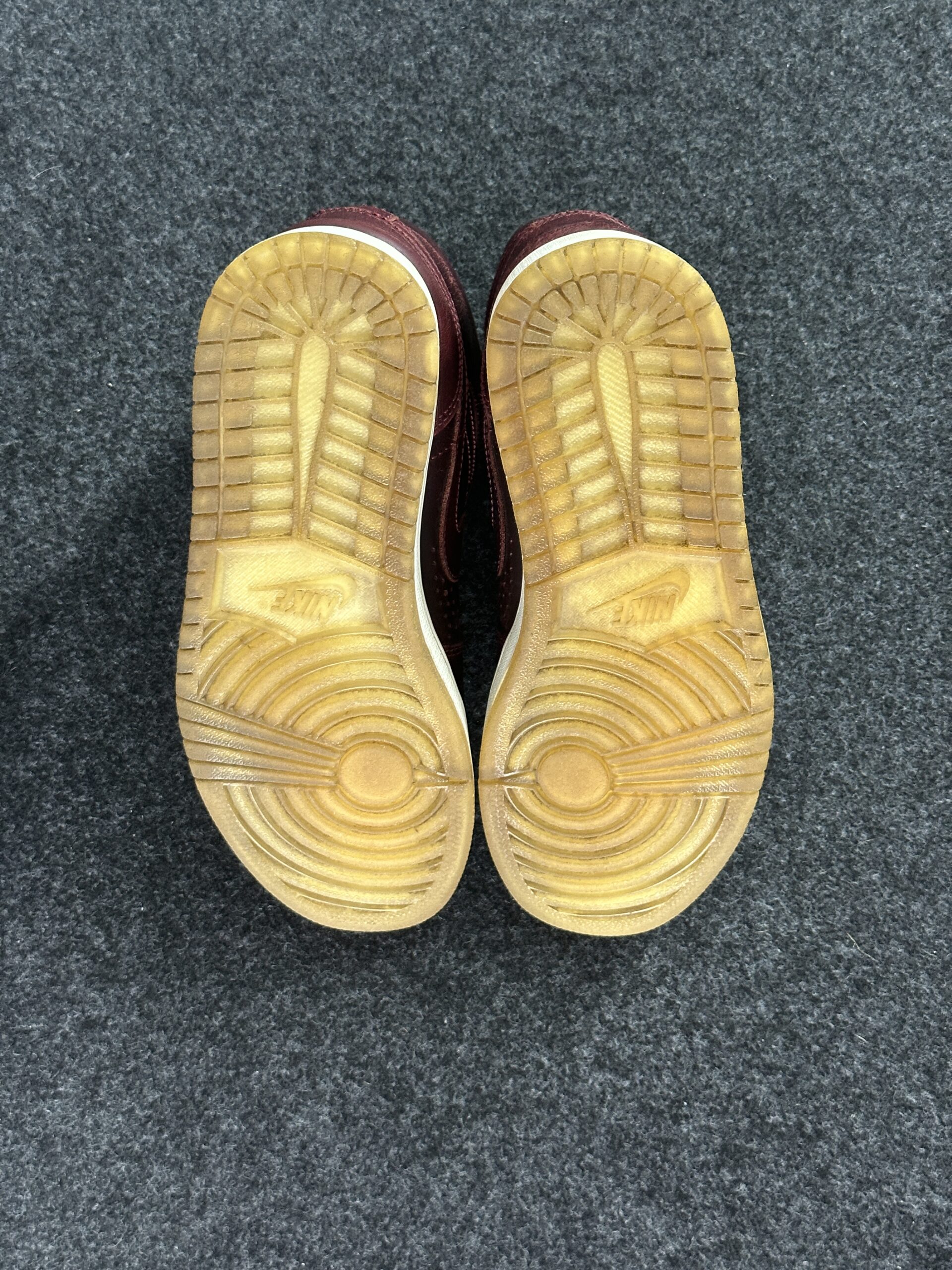 Air Jordan 1 Mid Nouveau Team Red 629151-601 taglia EU 41 vista suole