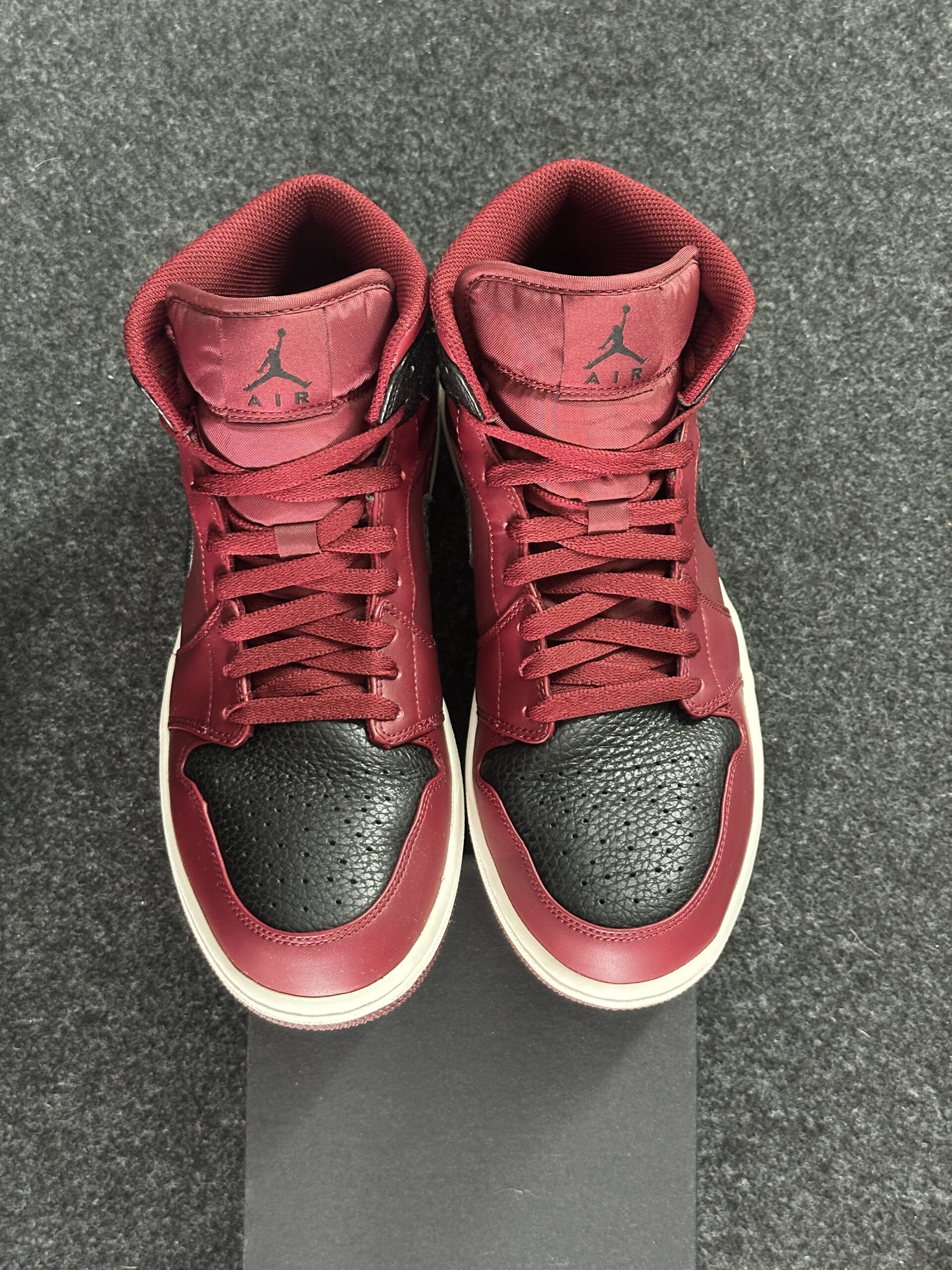 Air Jordan 1 Mid Team Red Black 554724-601 taglia EU 43 vista punta