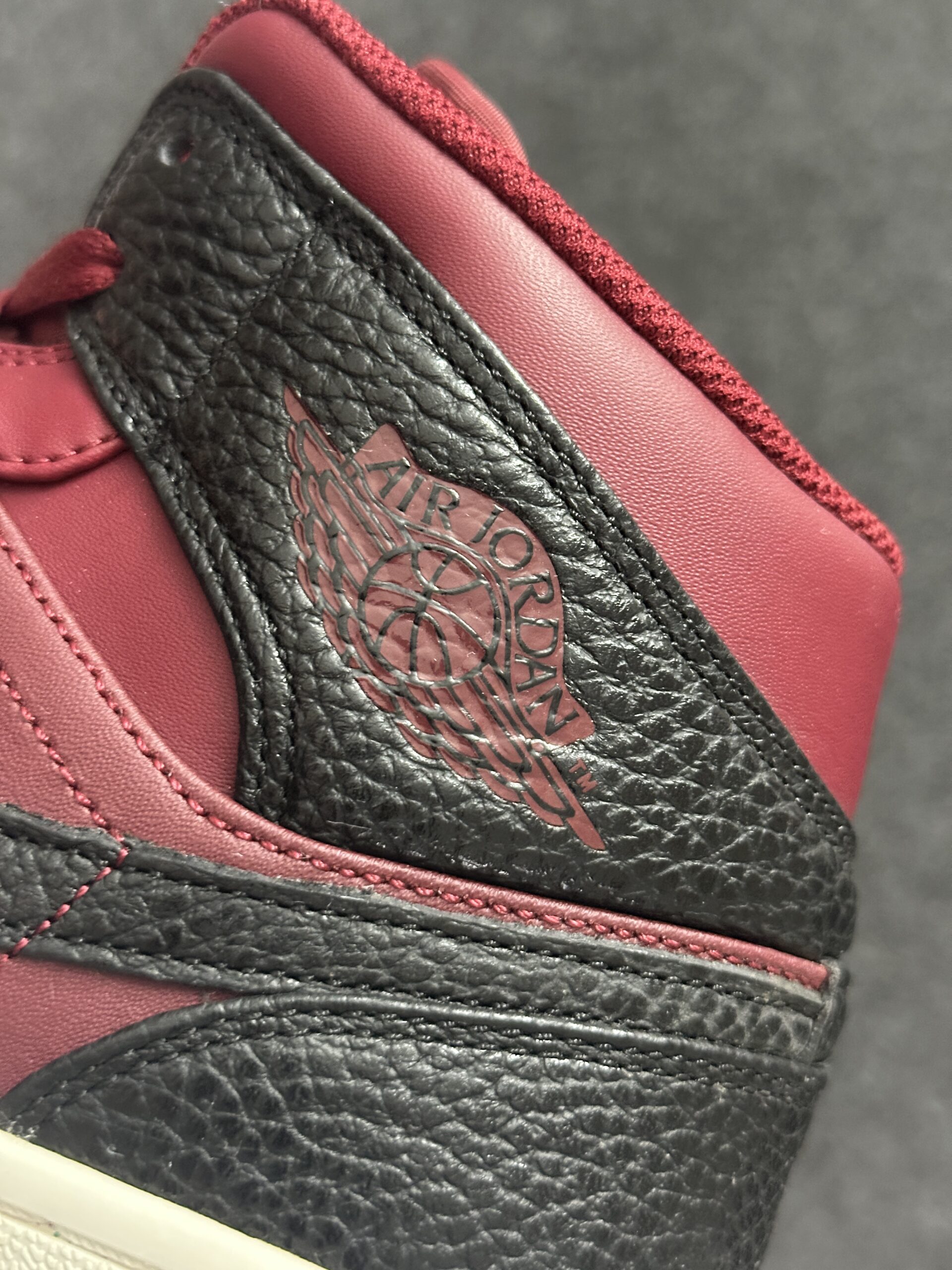 Air Jordan 1 Mid Team Red Black 554724-601 taglia EU 43 vista logo