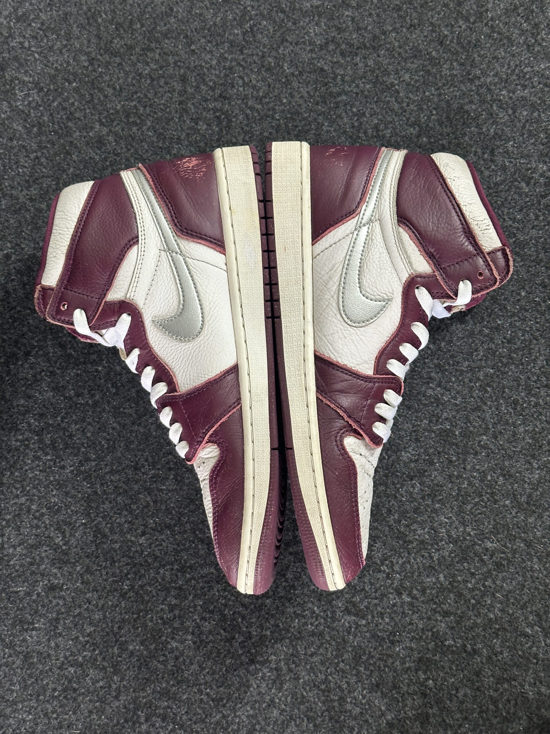 Air Jordan 1 Retro High OG Bordeaux 555088-611 taglia EU 43 vista interna