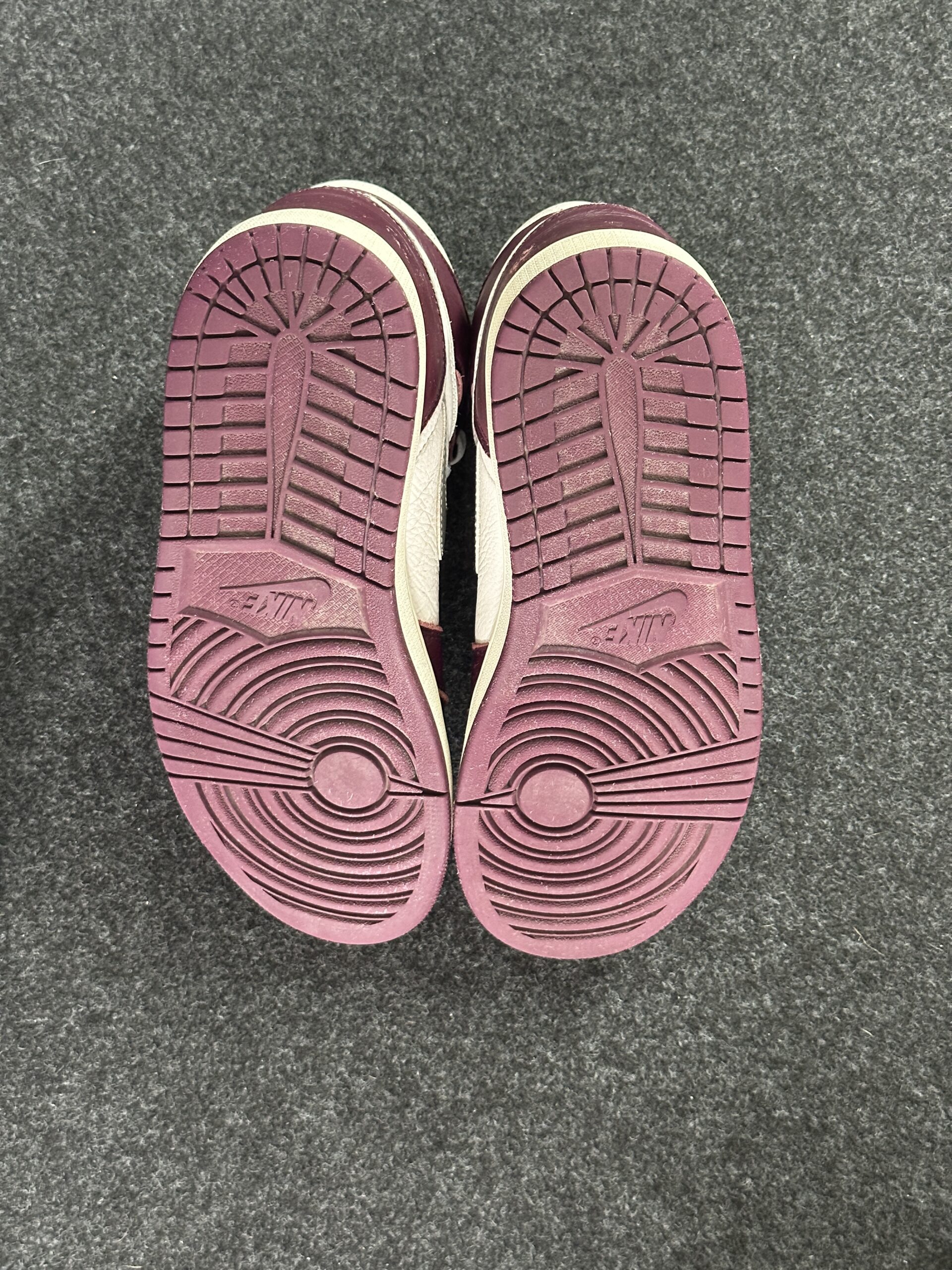 Air Jordan 1 Retro High OG Bordeaux 555088-611 taglia EU 43 vista suole