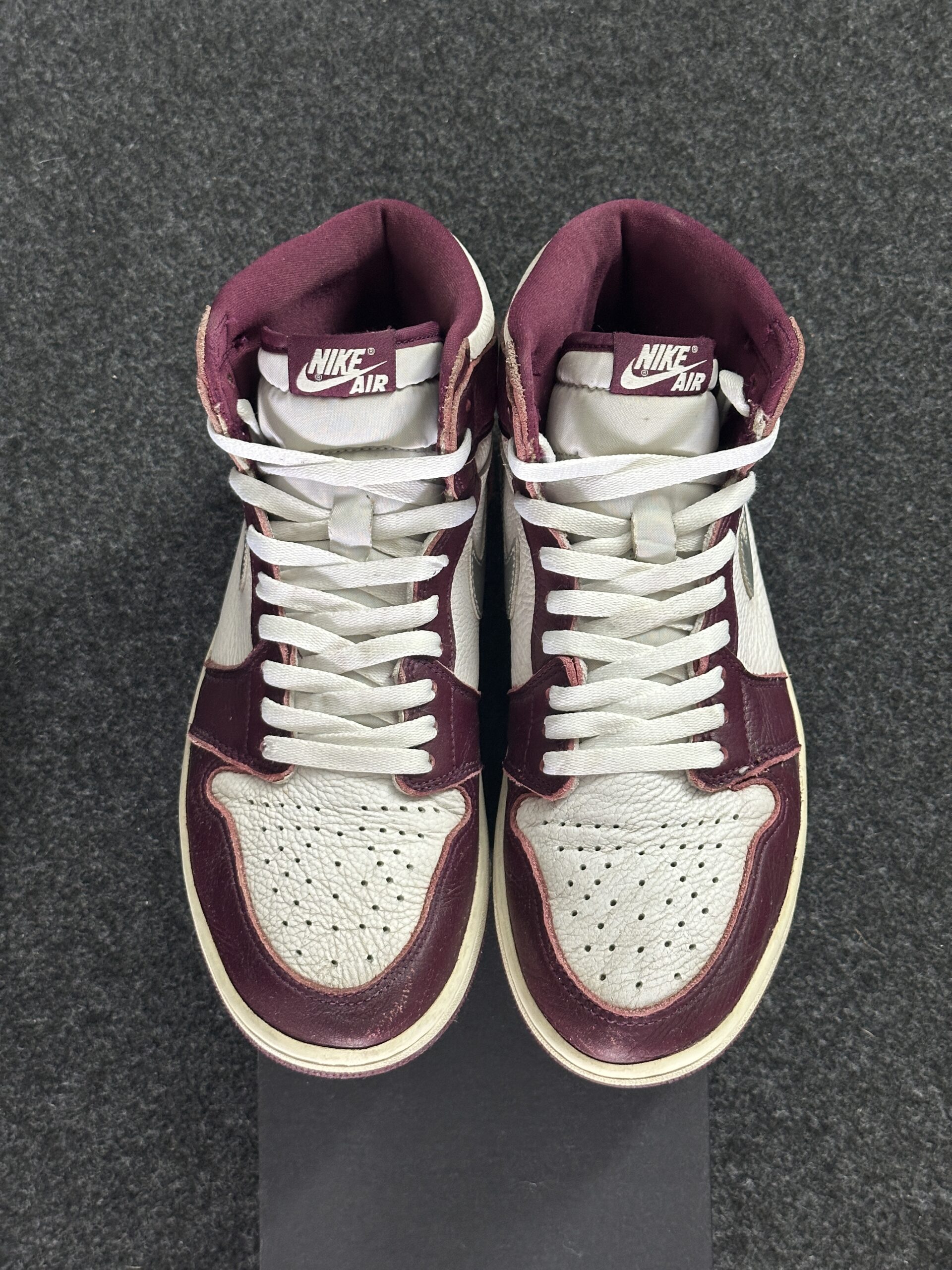 Air Jordan 1 Retro High OG Bordeaux 555088-611 taglia EU 43 vista punta