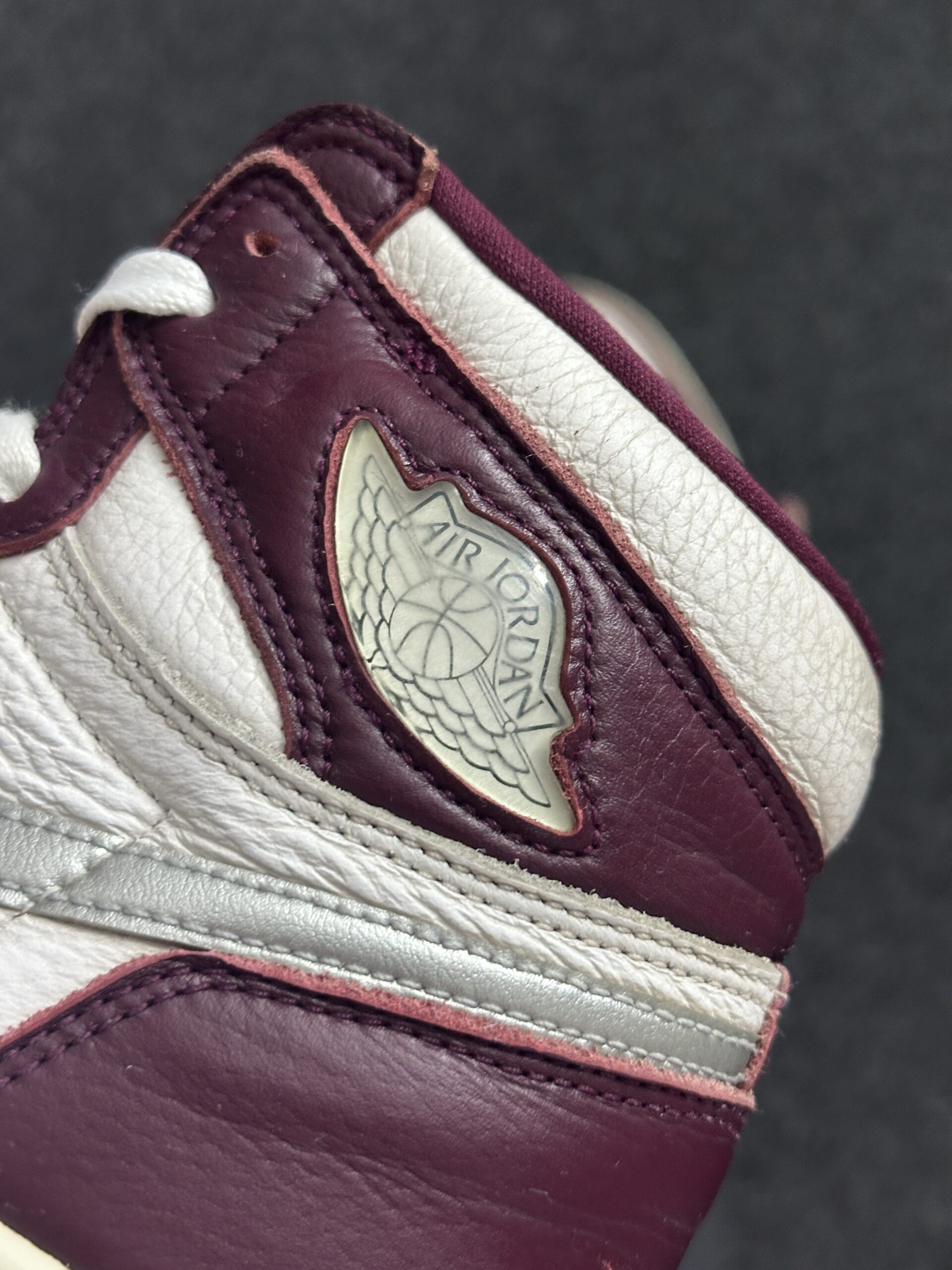 Air Jordan 1 Retro High OG Bordeaux 555088-611 taglia EU 43 vista logo