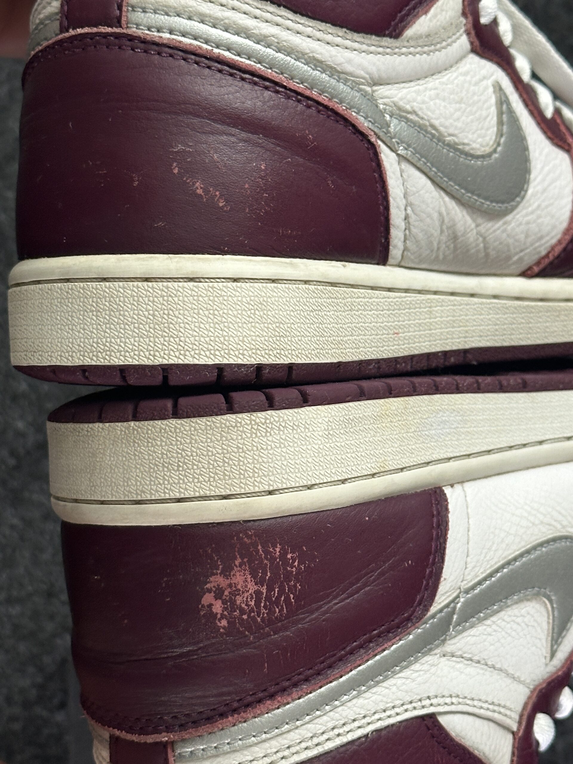 Air Jordan 1 Retro High OG Bordeaux 555088-611 taglia EU 43 vista dif