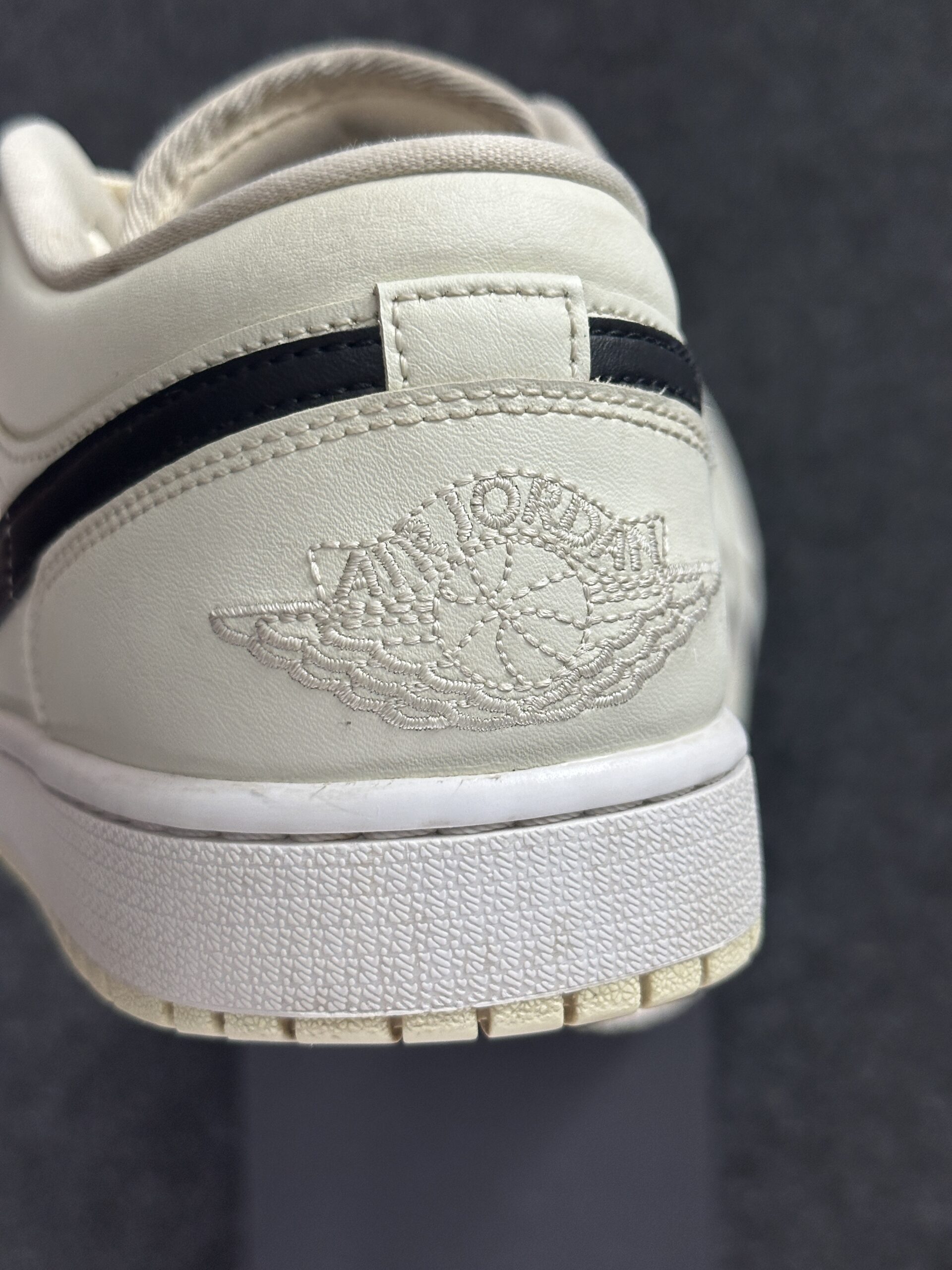 Air Jordan 1 Low Coconut Milk DC0774-121 taglia EU 42.5 vista logo