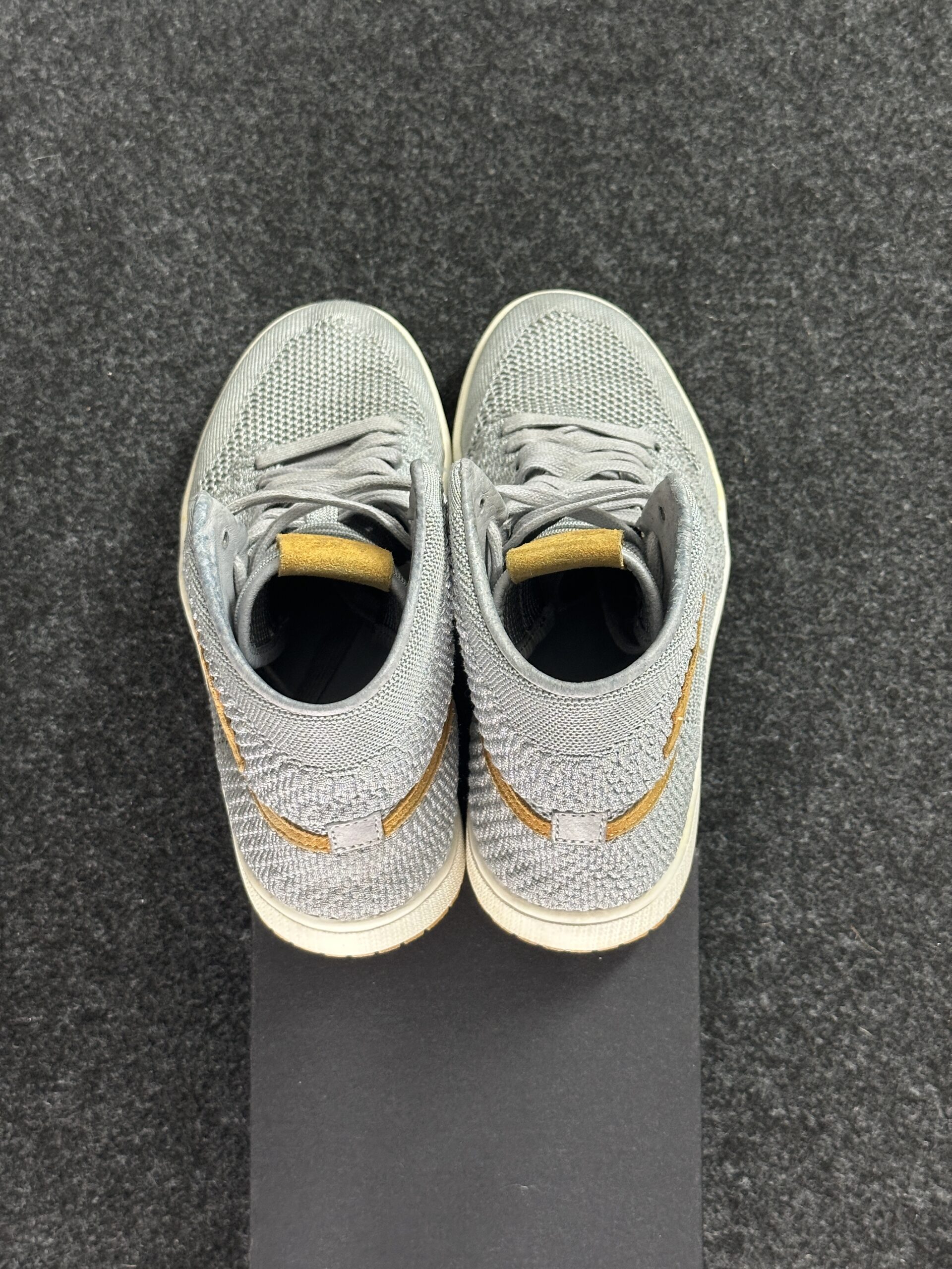 Air Jordan 1 Retro High OG Flyknit Wolf Grey 919704-025 taglia EU 40 vista tallone