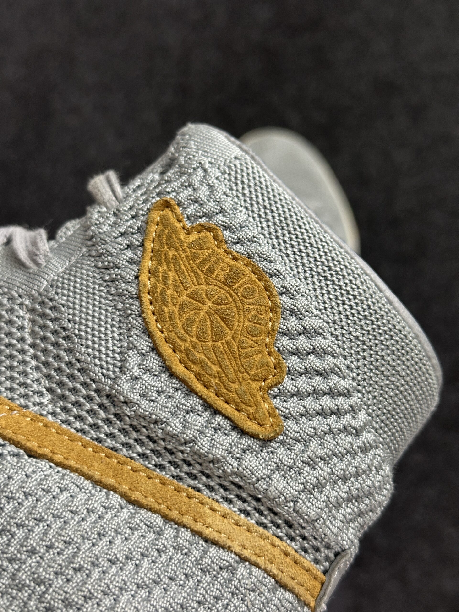 Air Jordan 1 Retro High OG Flyknit Wolf Grey 919704-025 taglia EU 40 vista logo