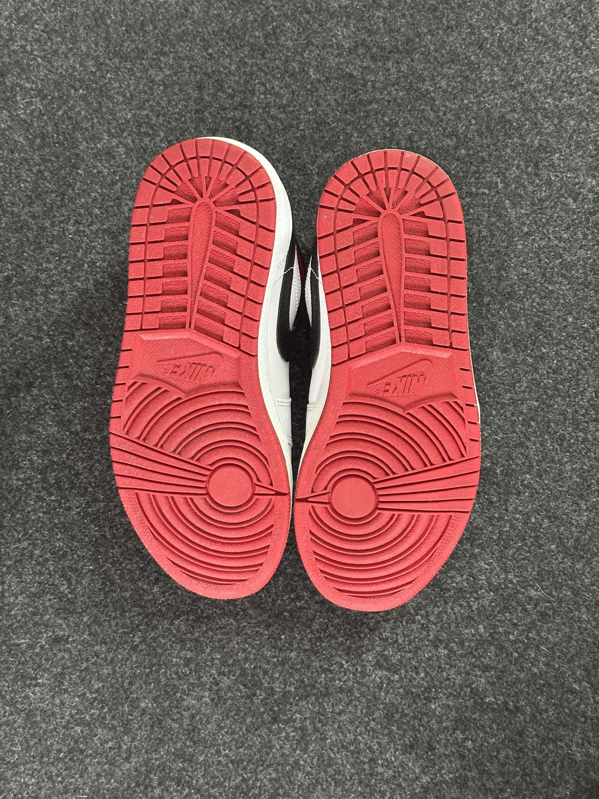 Air Jordan 1 Low White University Red Black 553558-118 taglia EU 42 vista suole