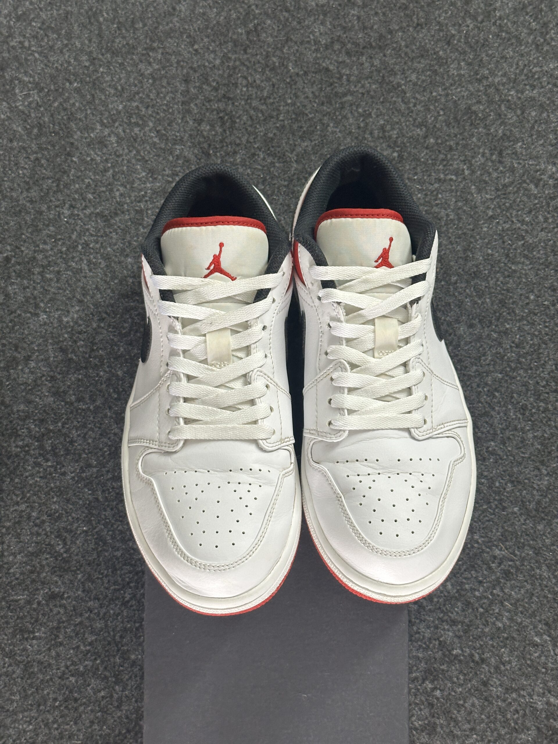 Air Jordan 1 Low White University Red Black 553558-118 taglia EU 42 vista punta