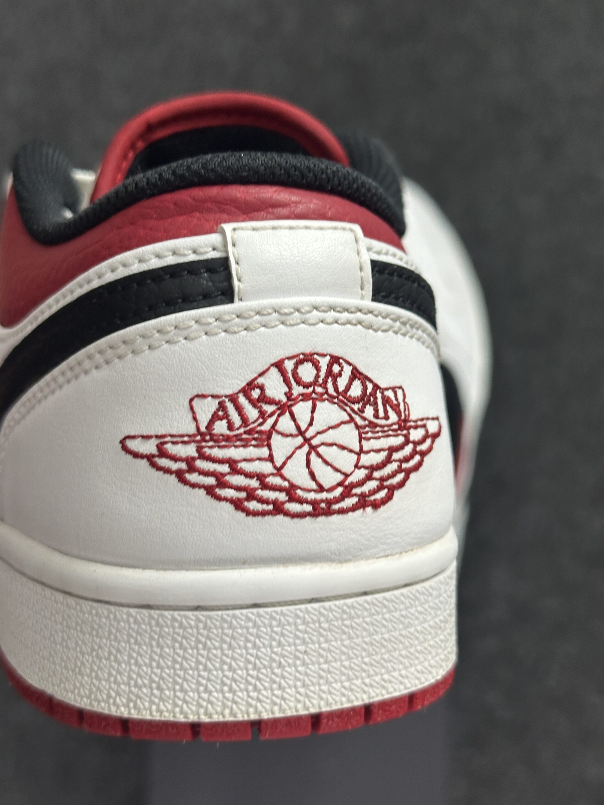 Air Jordan 1 Low White University Red Black 553558-118 taglia EU 42 vista logo