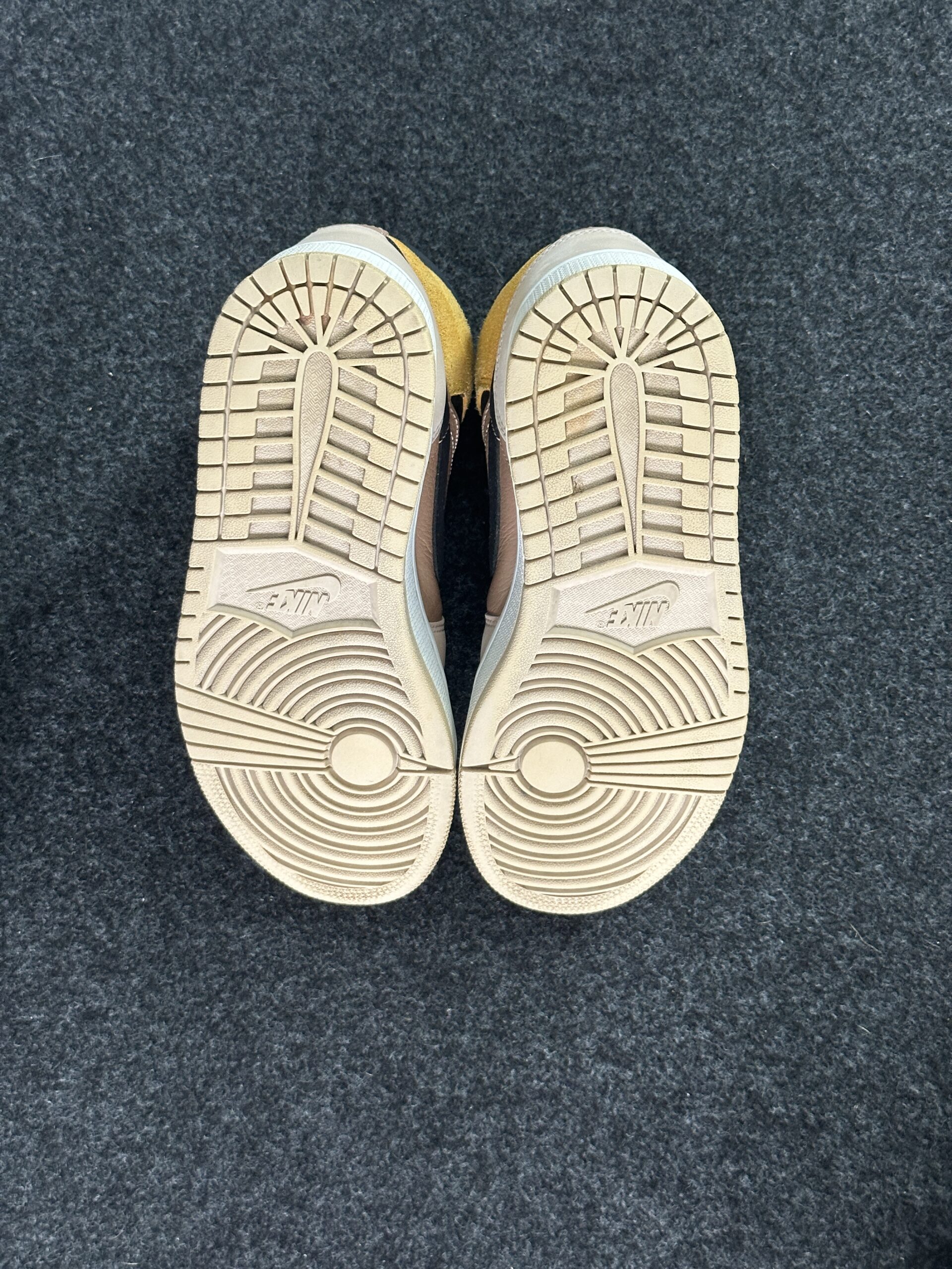 Air Jordan 1 Mid SE Particle Beige DD2224-200 taglia EU 39 vista suole