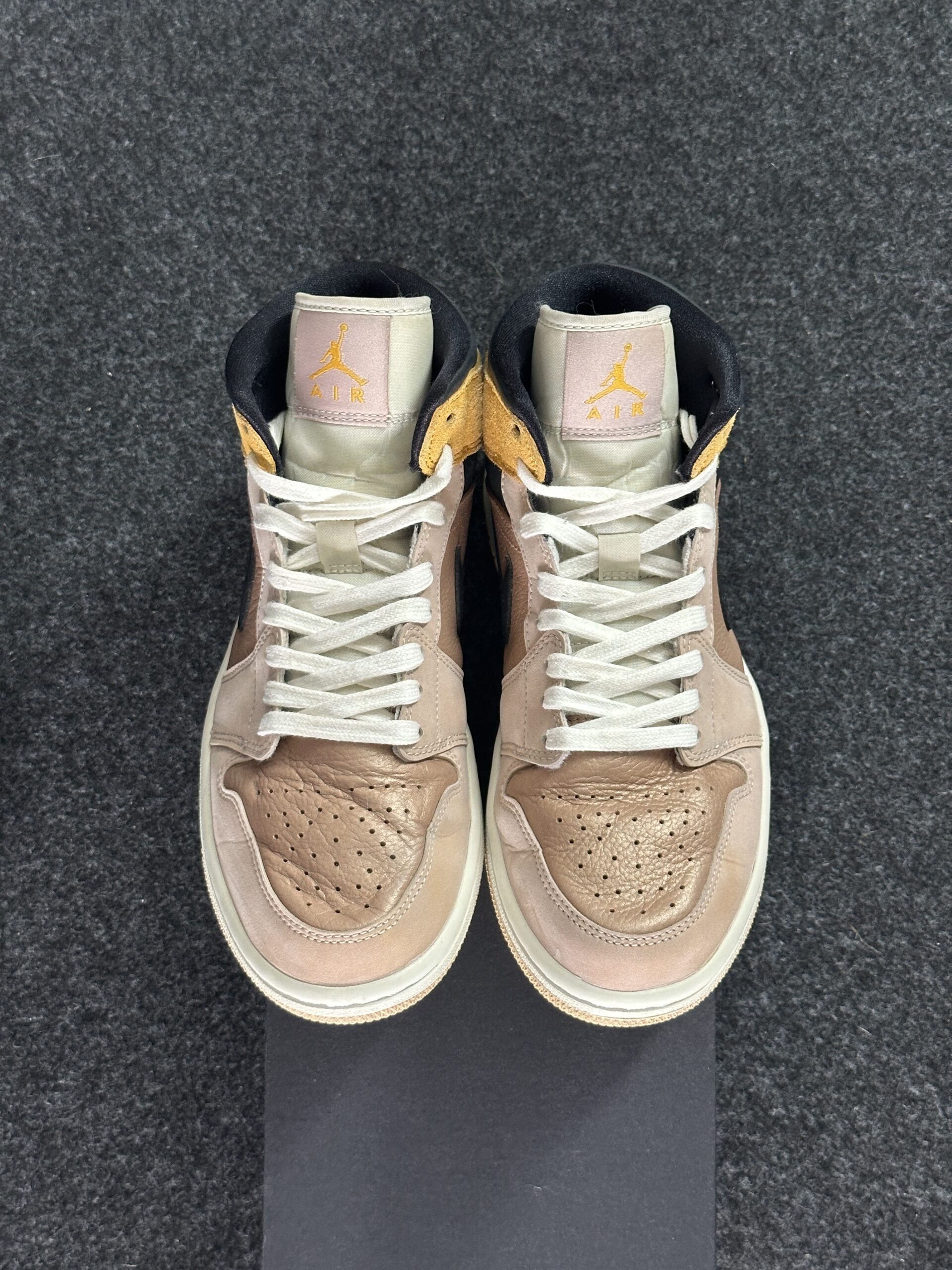 Air Jordan 1 Mid SE Particle Beige DD2224-200 taglia EU 39 vista punta