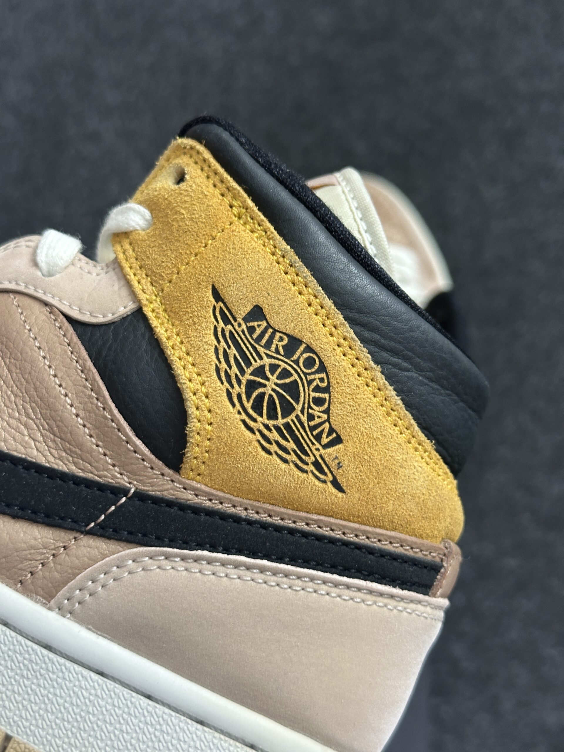 Air Jordan 1 Mid SE Particle Beige DD2224-200 taglia EU 39 vista logo