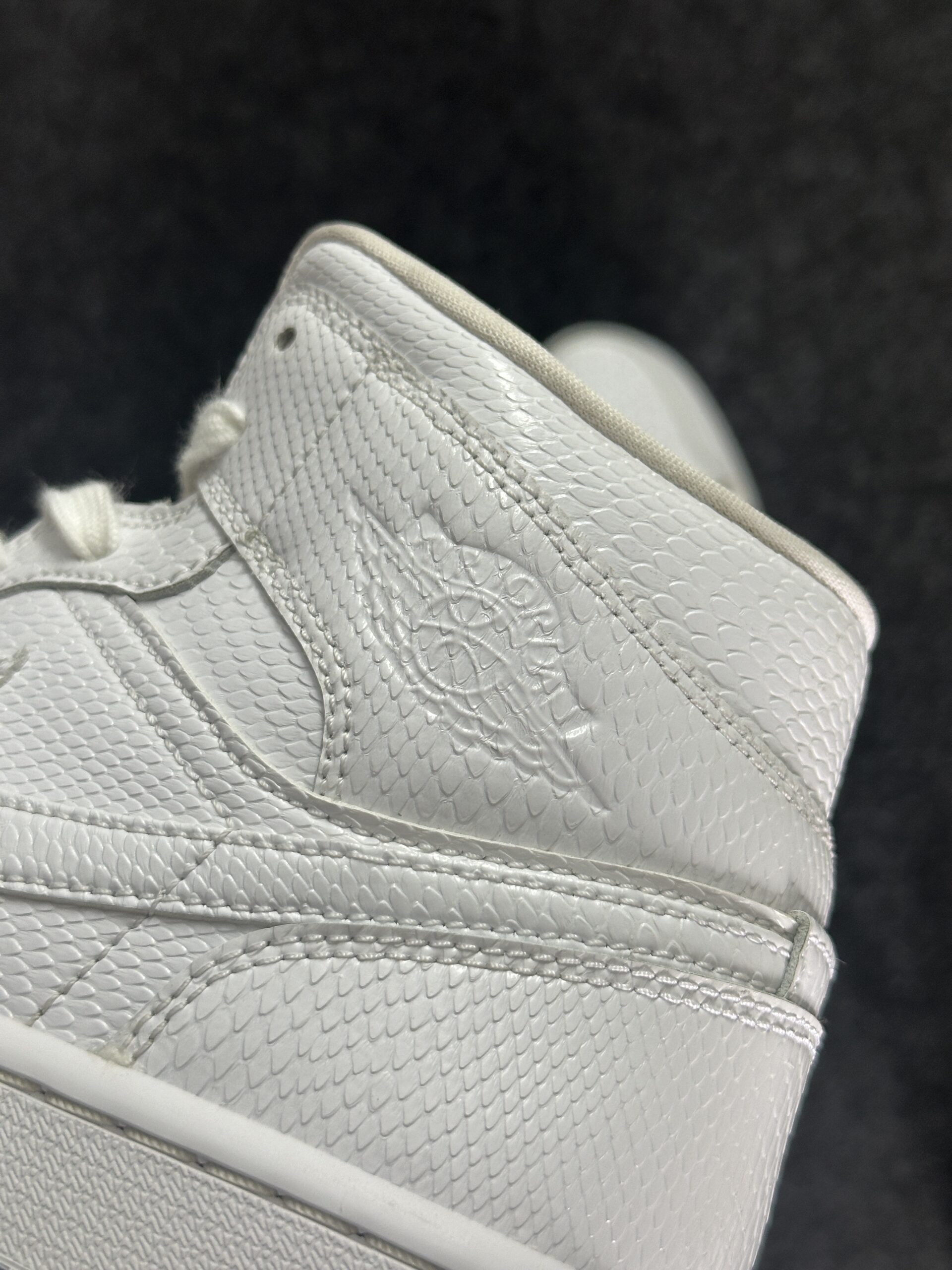 Air Jordan 1 Mid White Snakeskin BQ6472-110 taglia EU 40 vista logo