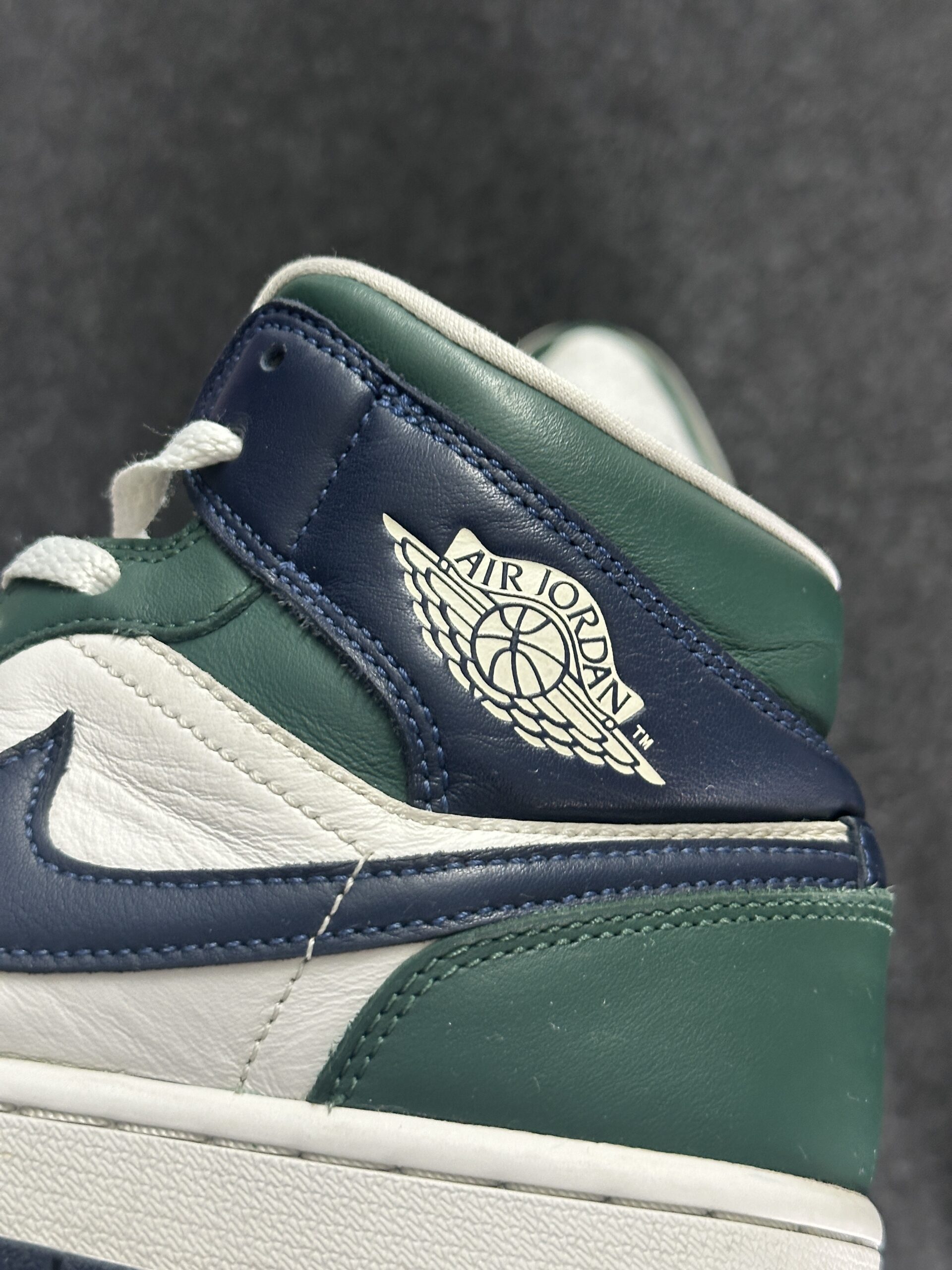 Air Jordan 1 Mid SE Noble Green DZ5326-300 taglia EU 40.5 vista logo