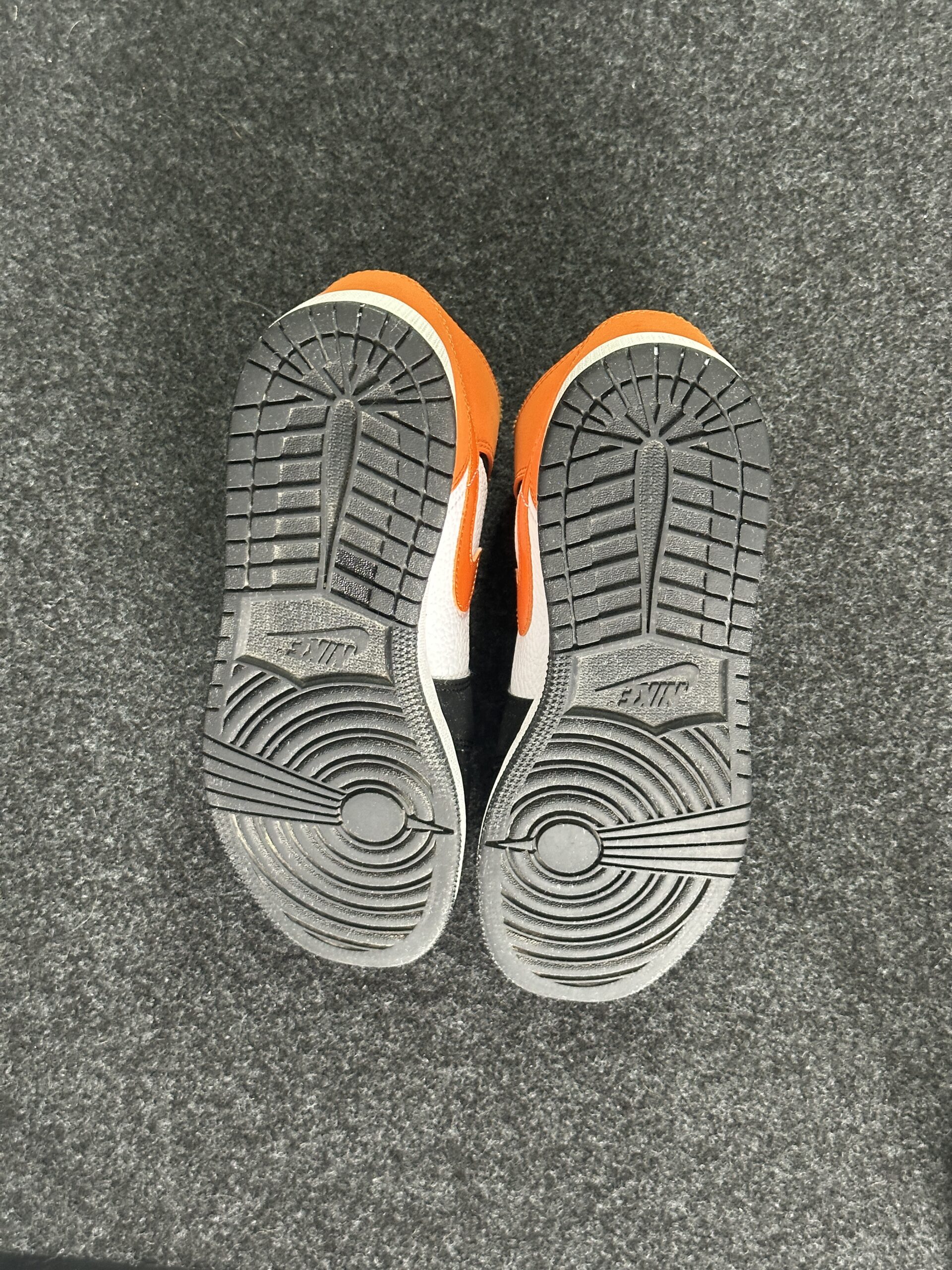 Air Jordan 1 Mid Shattered Backboard 554725-058 taglia EU 40 vista suole