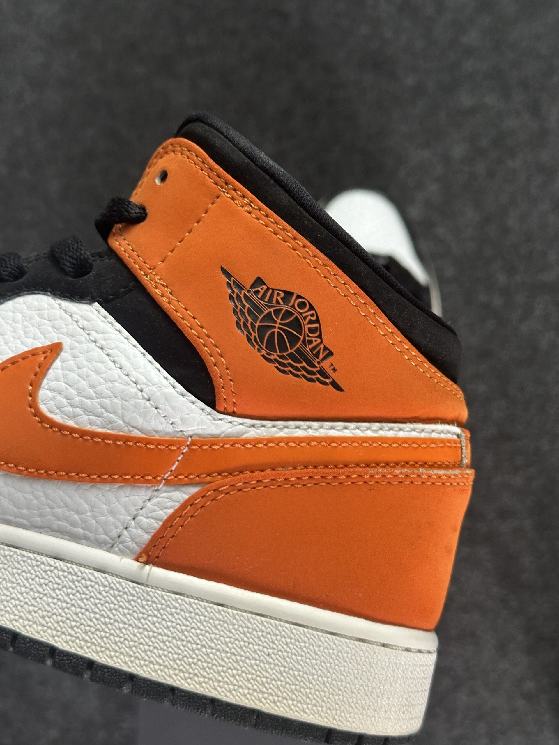 Air Jordan 1 Mid Shattered Backboard 554725-058 taglia EU 40 vista logo