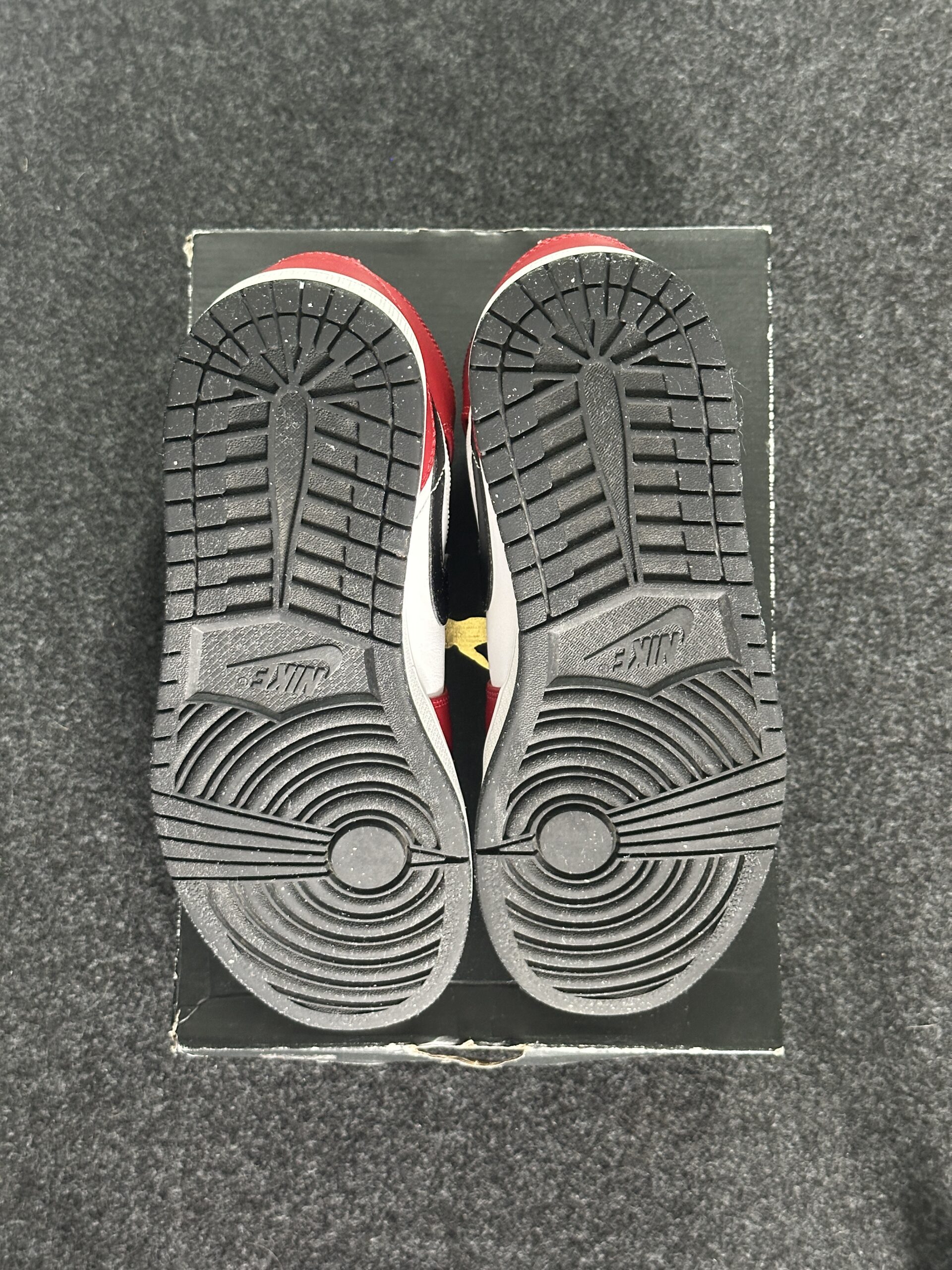 Air Jordan 1 Mid Chicago Black Toe 554724-069 taglia EU 41 vista suole