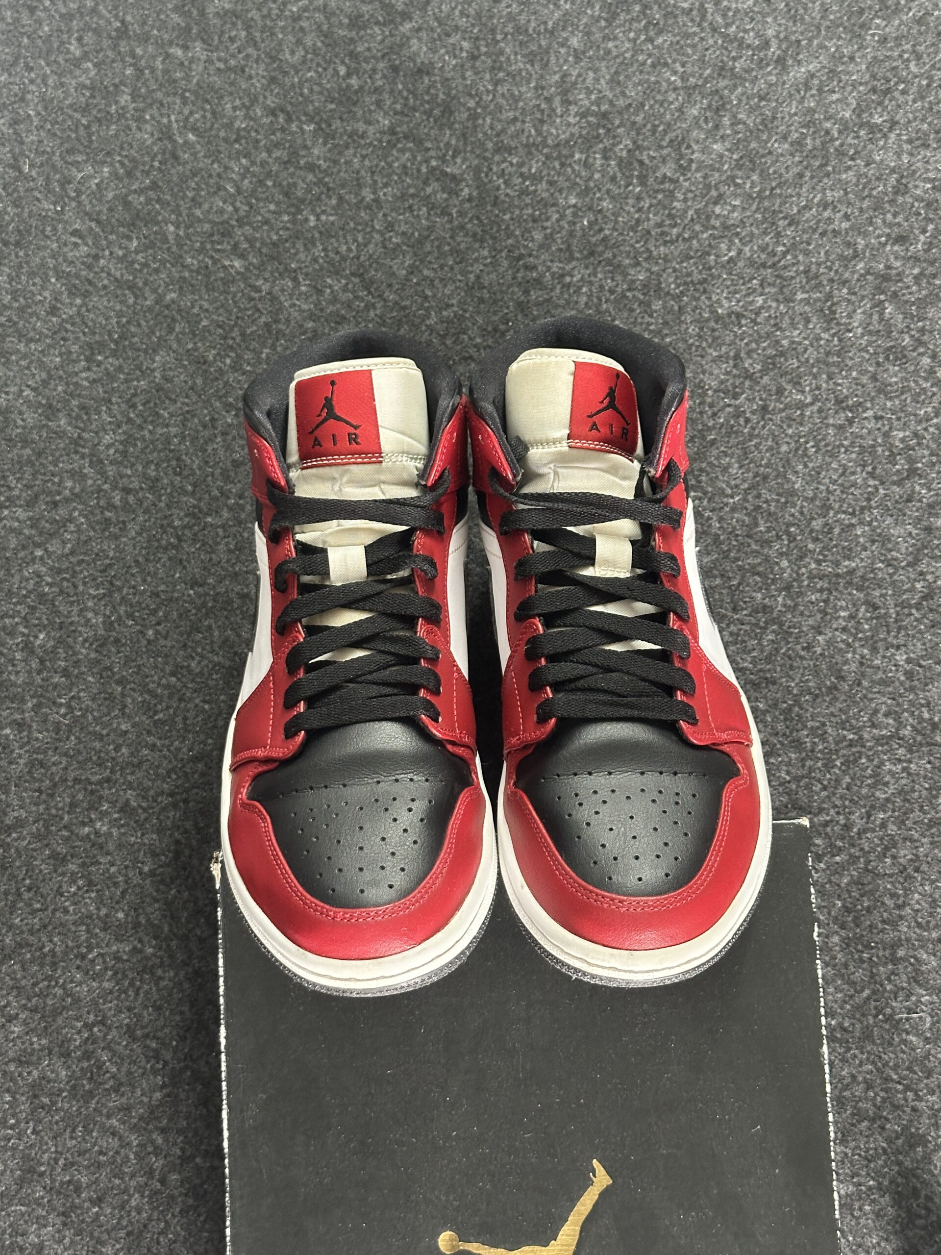 Air Jordan 1 Mid Chicago Black Toe 554724-069 taglia EU 41 vista punta