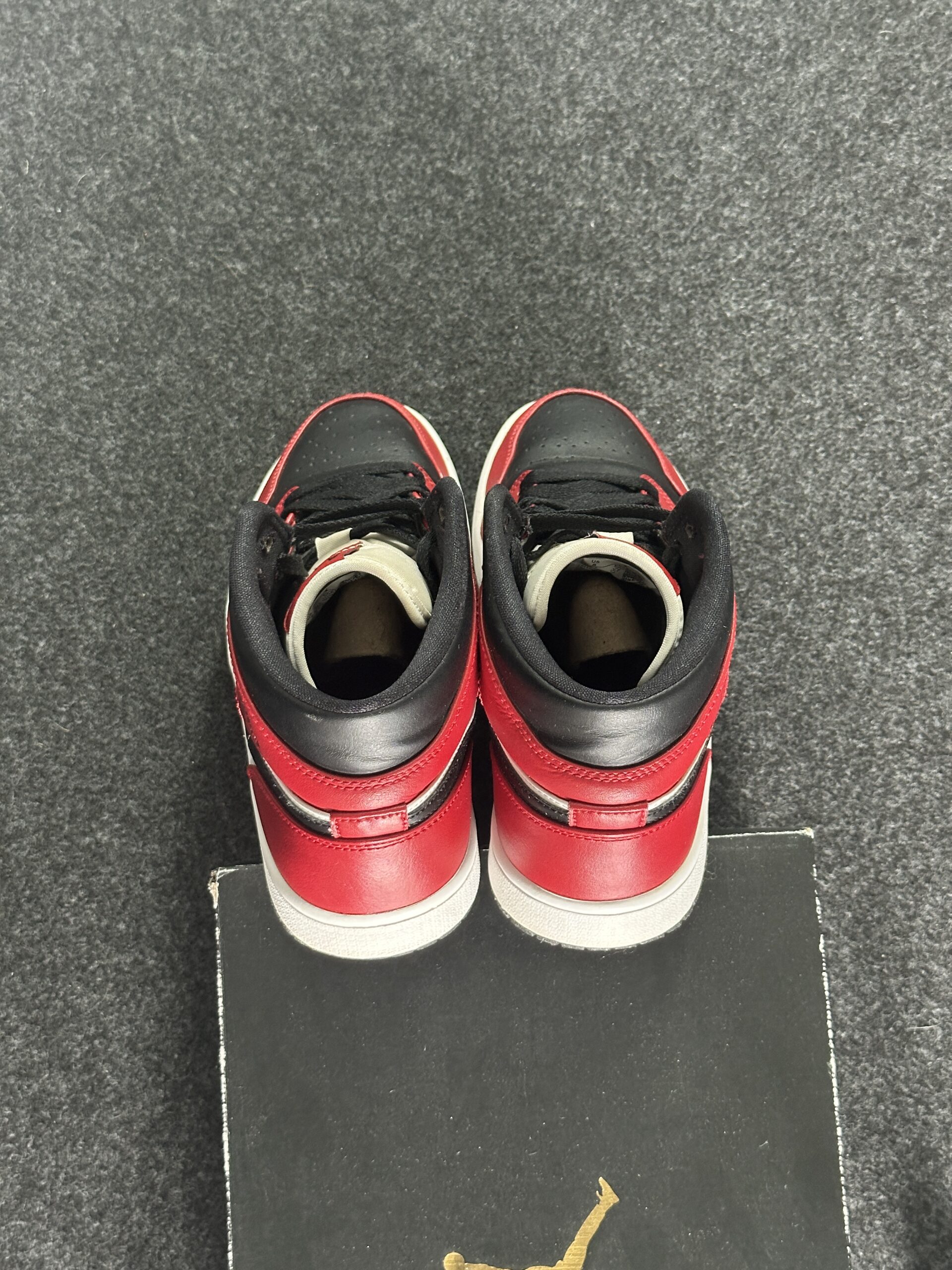 Air Jordan 1 Mid Chicago Black Toe 554724-069 taglia EU 41 vista tallone