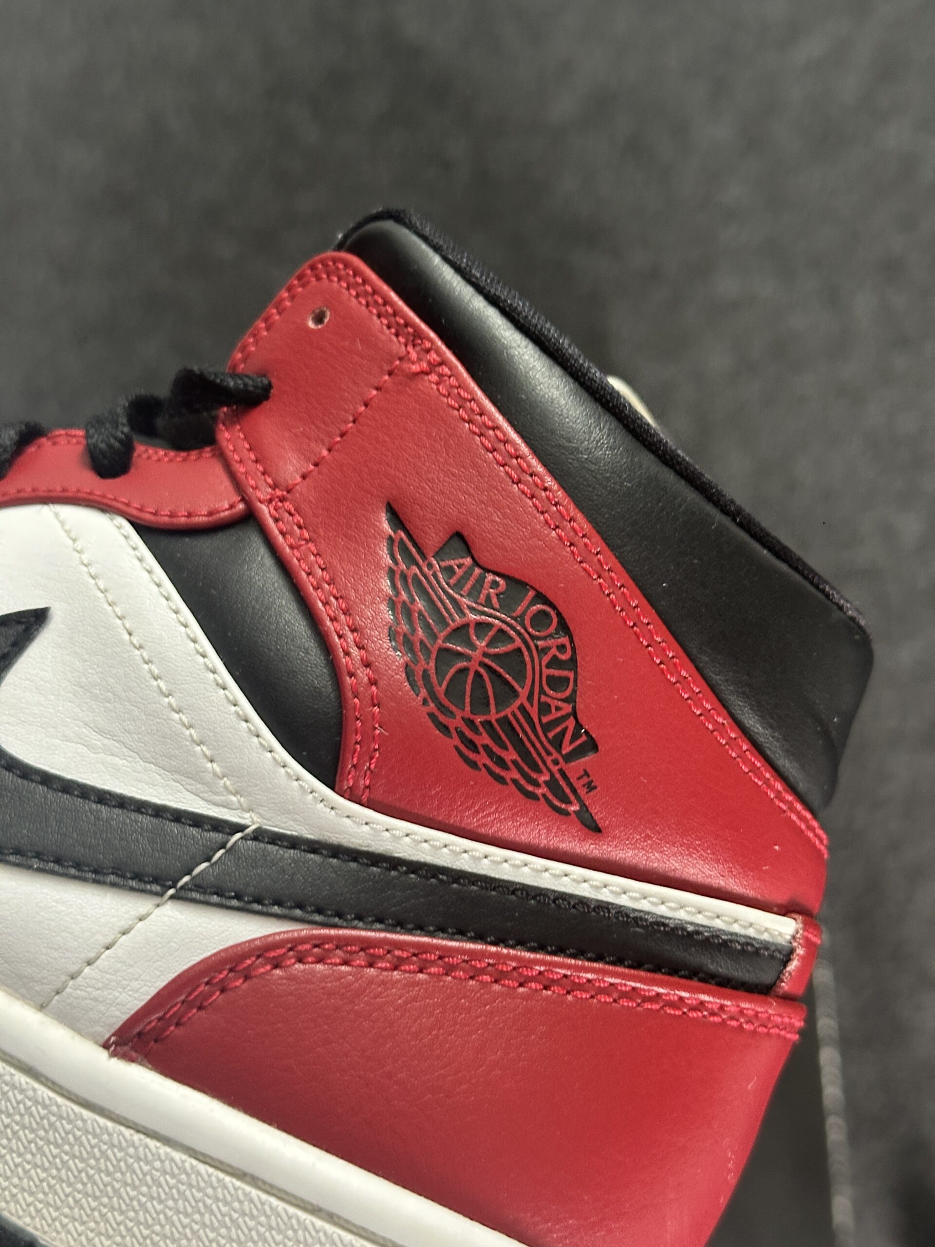 Air Jordan 1 Mid Chicago Black Toe 554724-069 taglia EU 41 vista logo