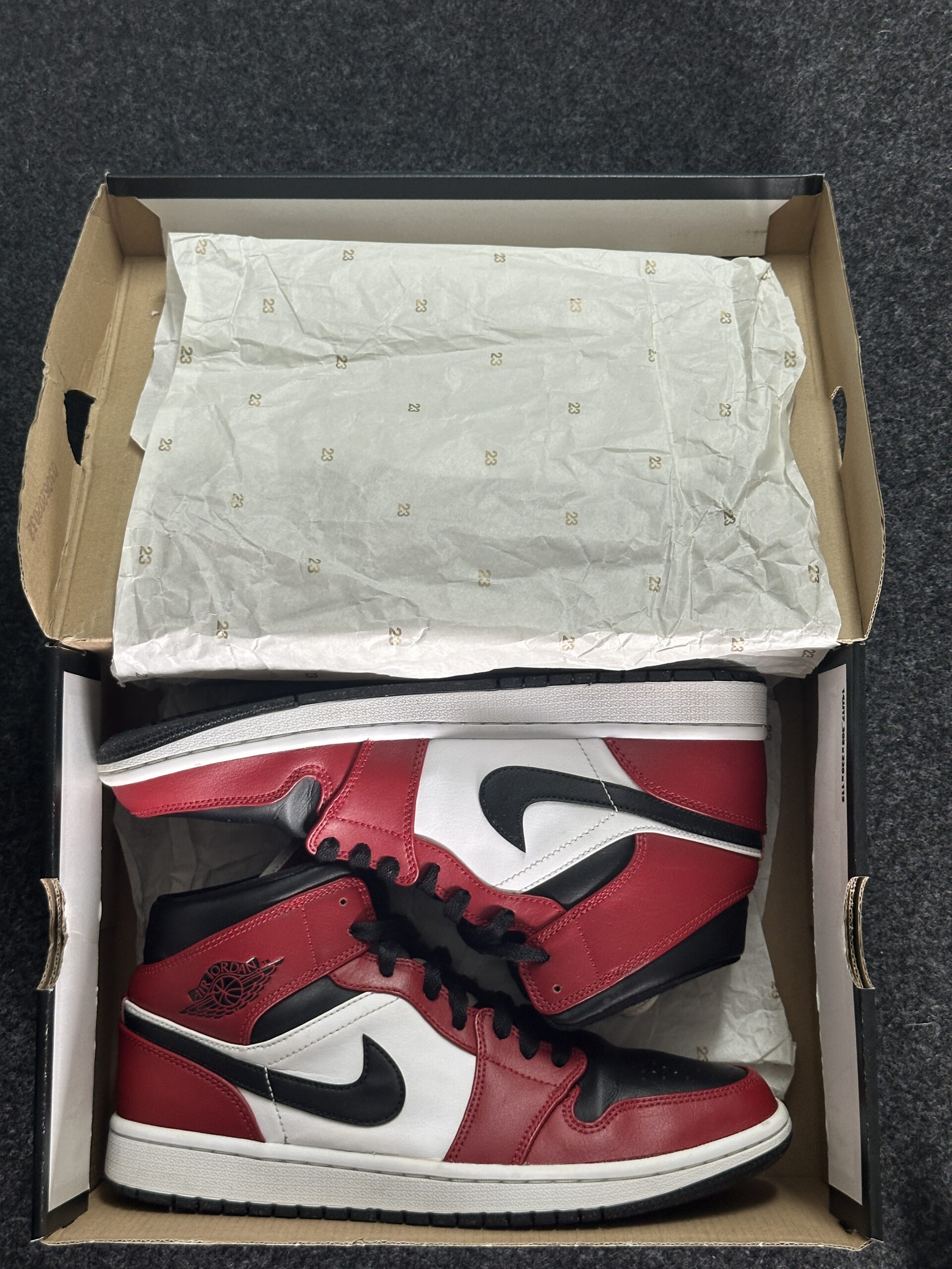 Air Jordan 1 Mid Chicago Black Toe 554724-069 taglia EU 41 vista intbox