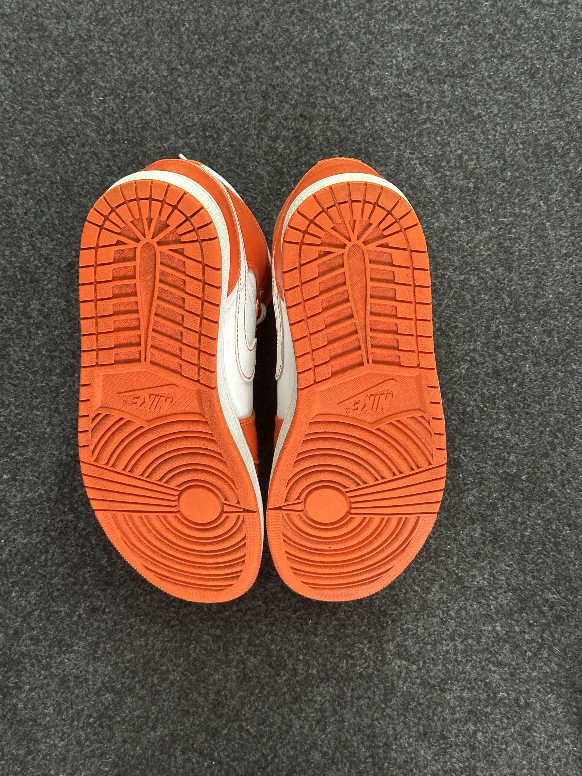 Air Jordan 1 Mid Metallic Orange DM3531-800 taglia EU 42.5 vista suole