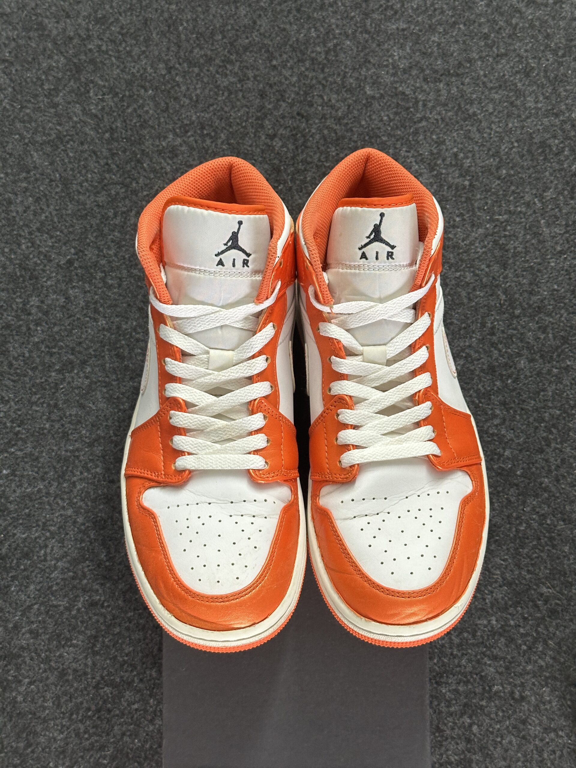 Air Jordan 1 Mid Metallic Orange DM3531-800 taglia EU 42.5 vista punta