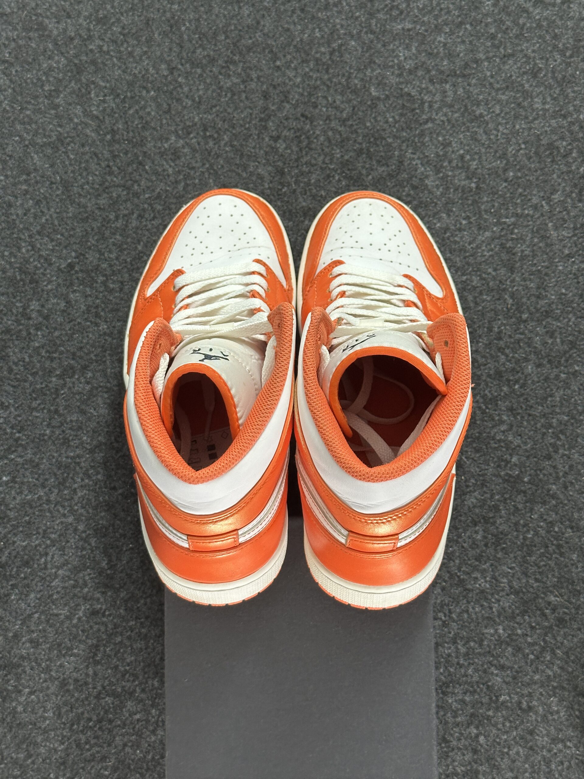Air Jordan 1 Mid Metallic Orange DM3531-800 taglia EU 42.5 vista tallone