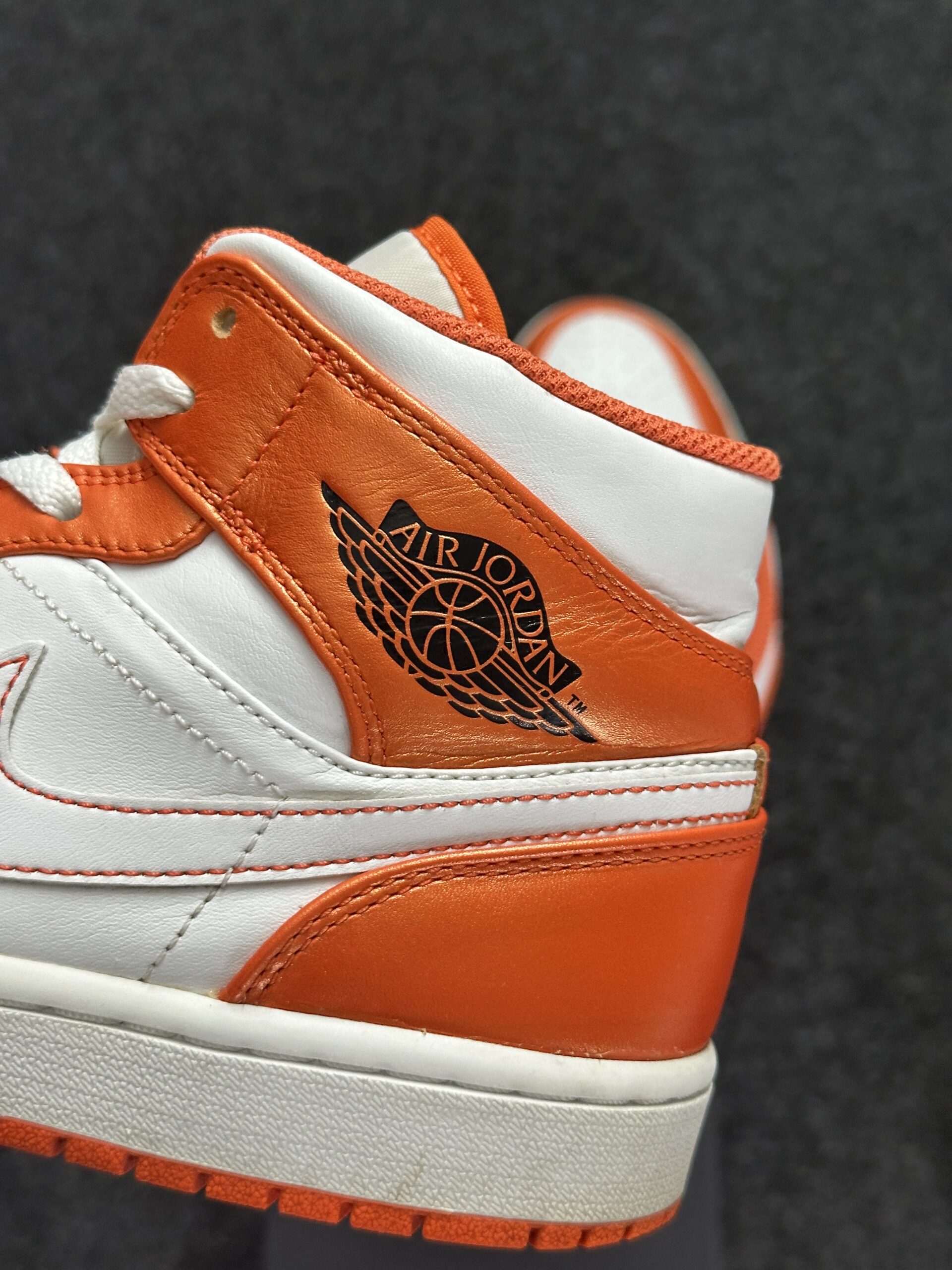 Air Jordan 1 Mid Metallic Orange DM3531-800 taglia EU 42.5 vista logo