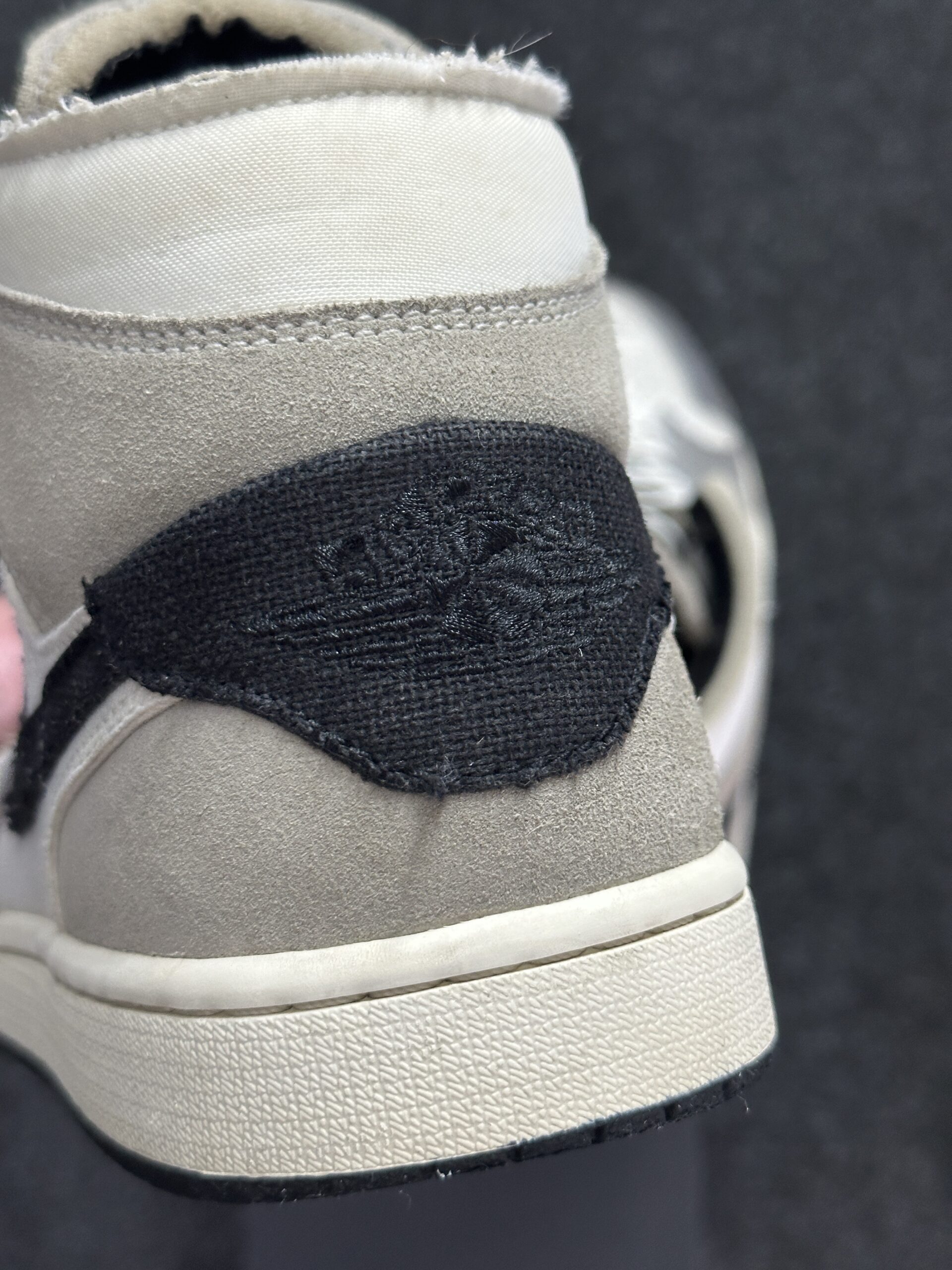 Air Jordan 1 Mid SE Craft Cement Grey DZ4136-002 taglia EU 42.5 vista logo