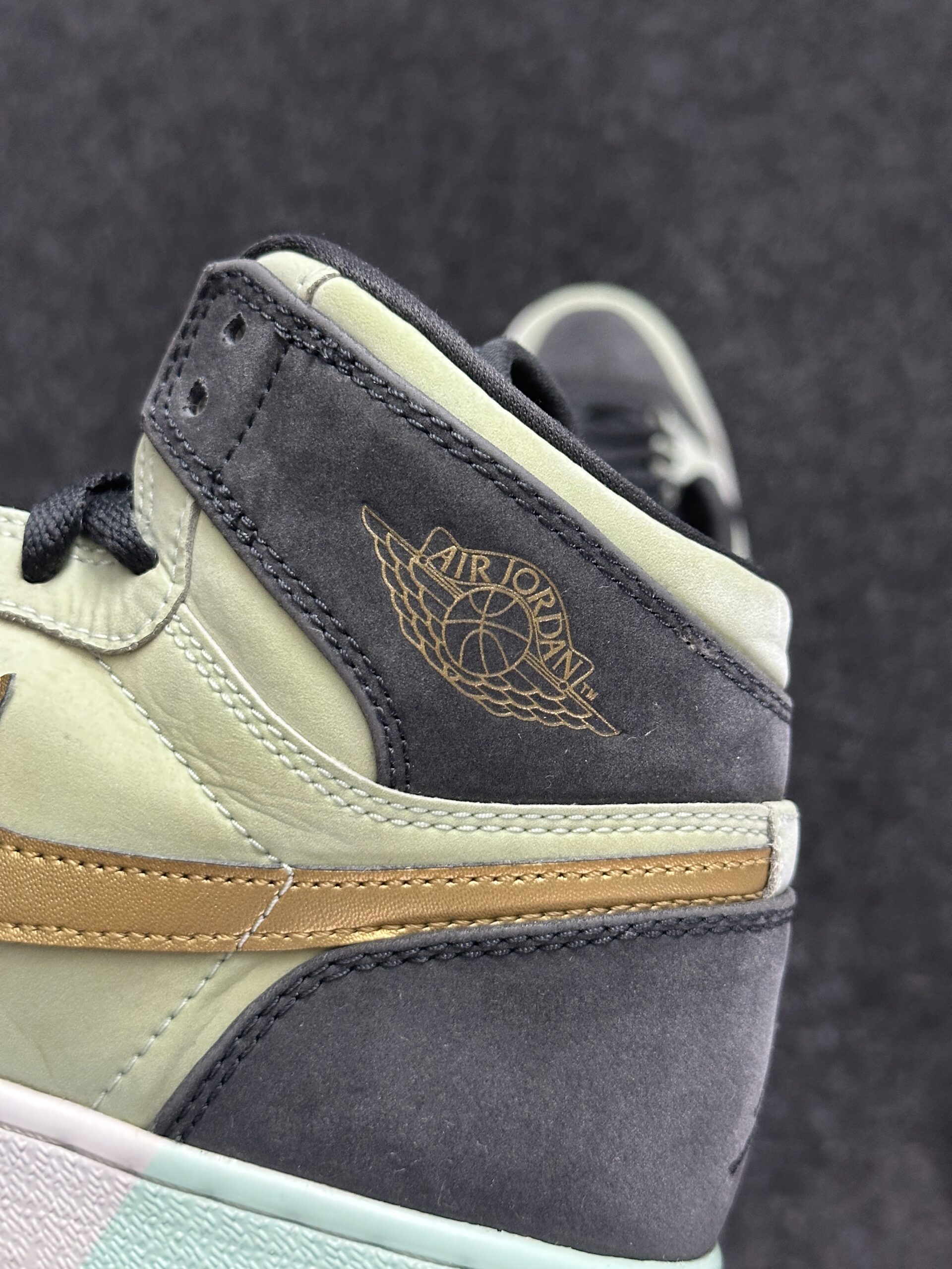 Air Jordan 1 Retro High Mint Foam 332148-300 taglia EU 40 vista logo