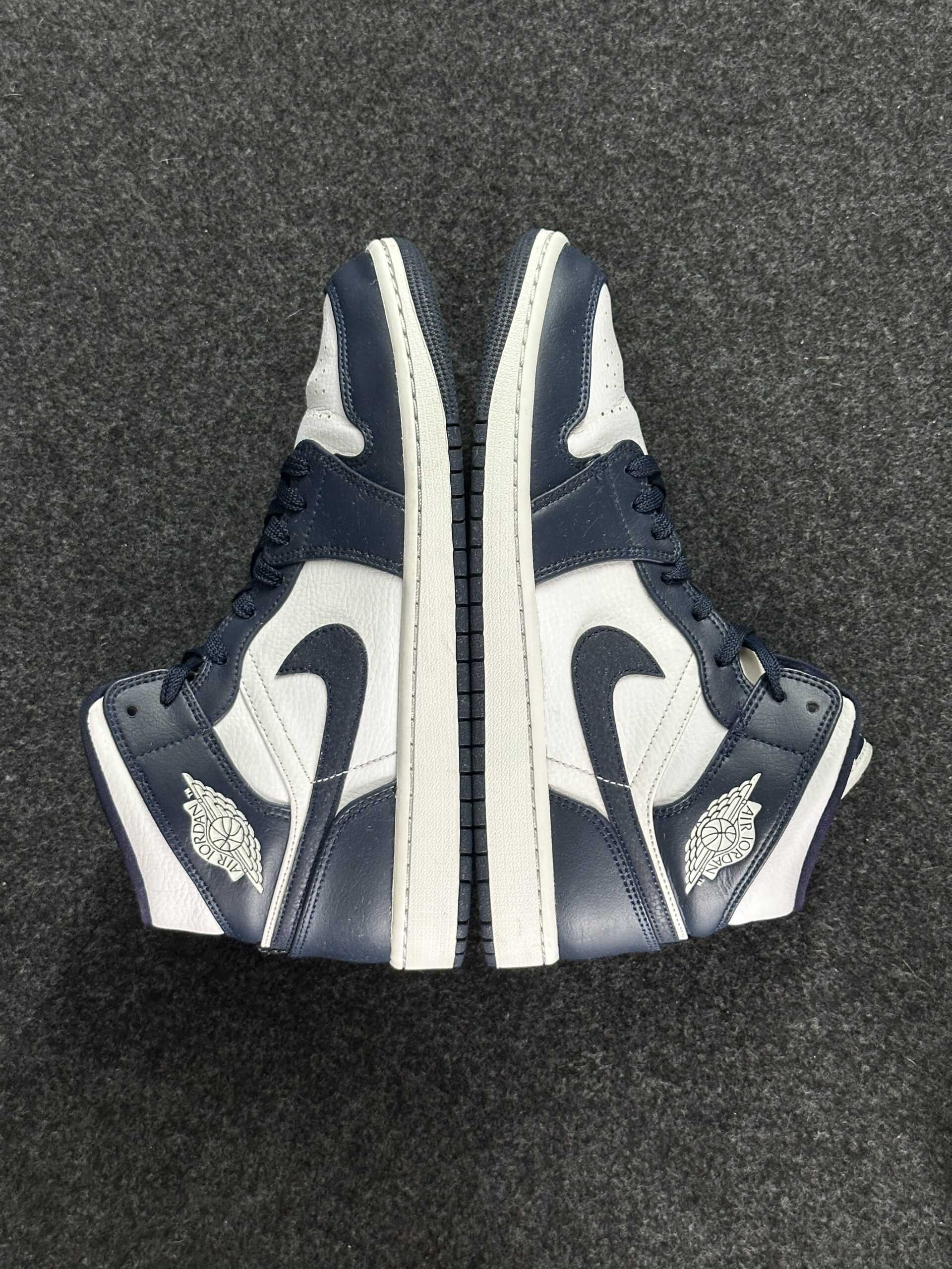 Air Jordan 1 Mid White Metallic Gold Obsidian 554724-174 taglia EU 42.5 vista esterna