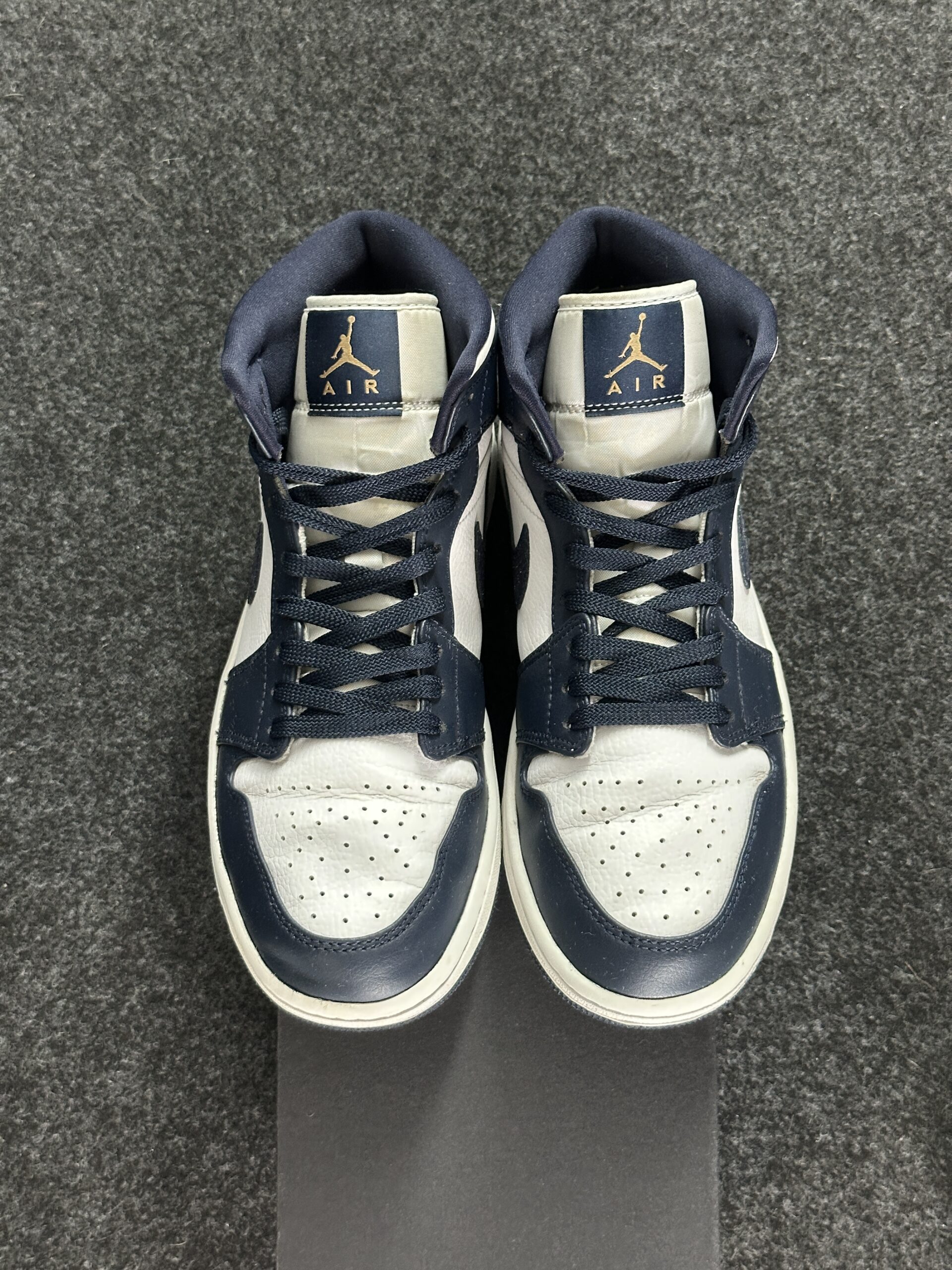 Air Jordan 1 Mid White Metallic Gold Obsidian 554724-174 taglia EU 42.5 vista punta
