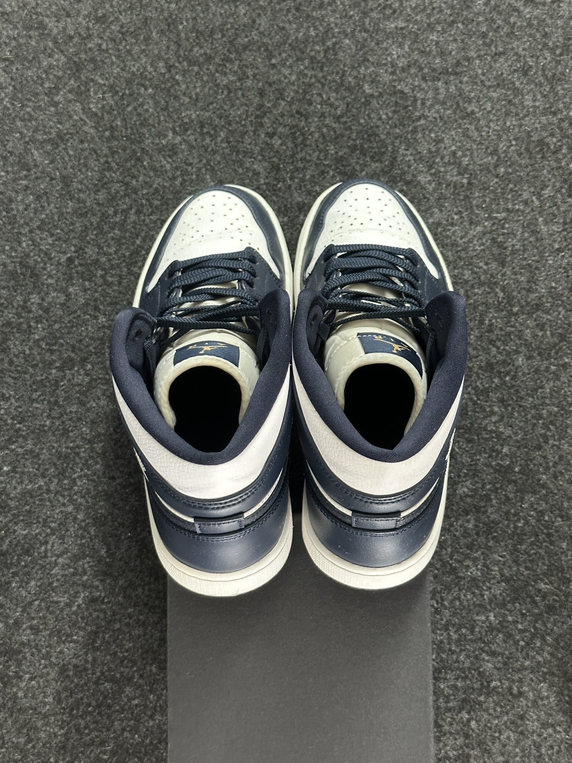 Air Jordan 1 Mid White Metallic Gold Obsidian 554724-174 taglia EU 42.5 vista tallone