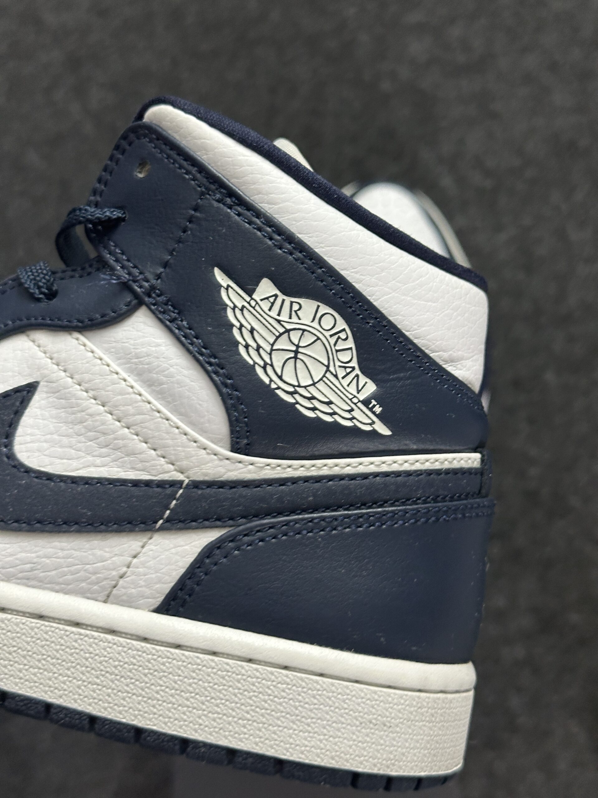 Air Jordan 1 Mid White Metallic Gold Obsidian 554724-174 taglia EU 42.5 vista logo