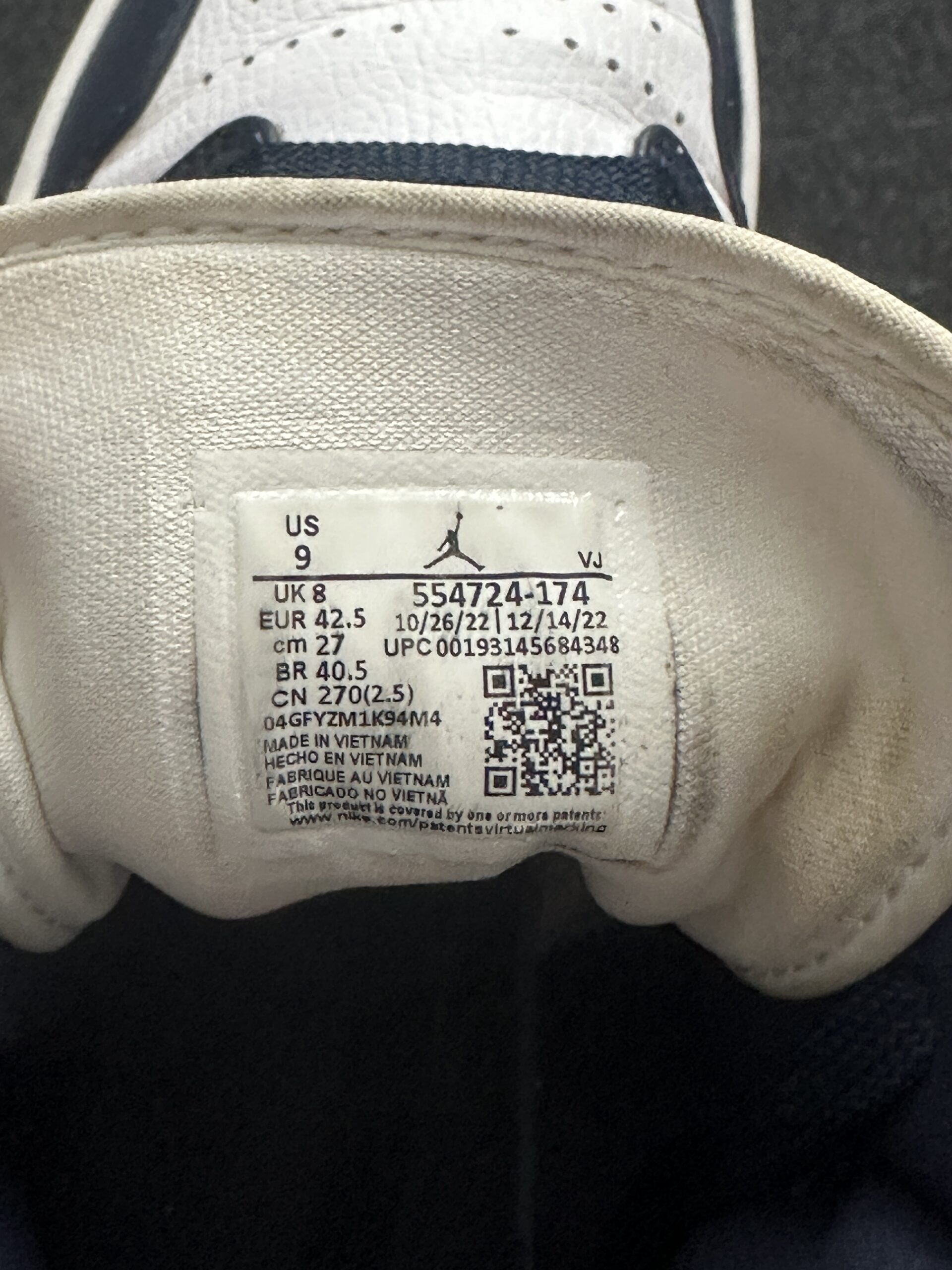 Air Jordan 1 Mid White Metallic Gold Obsidian 554724-174 taglia EU 42.5 vista label