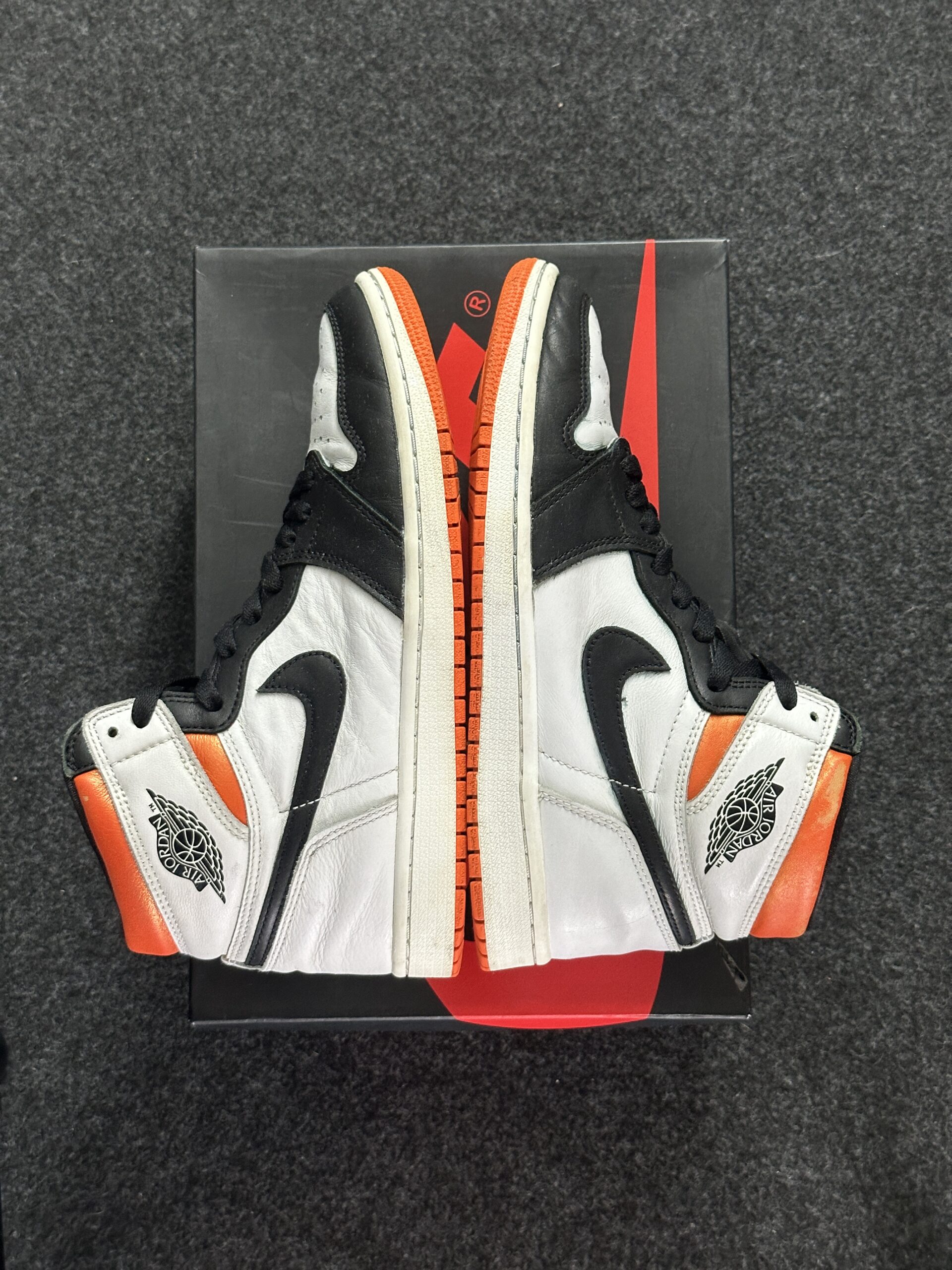 Air Jordan 1 Retro High OG Electro Orange 555088-180 taglia EU 41 vista esterna