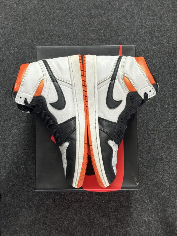 Air Jordan 1 Retro High OG Electro Orange 555088-180 taglia EU 41 vista interna