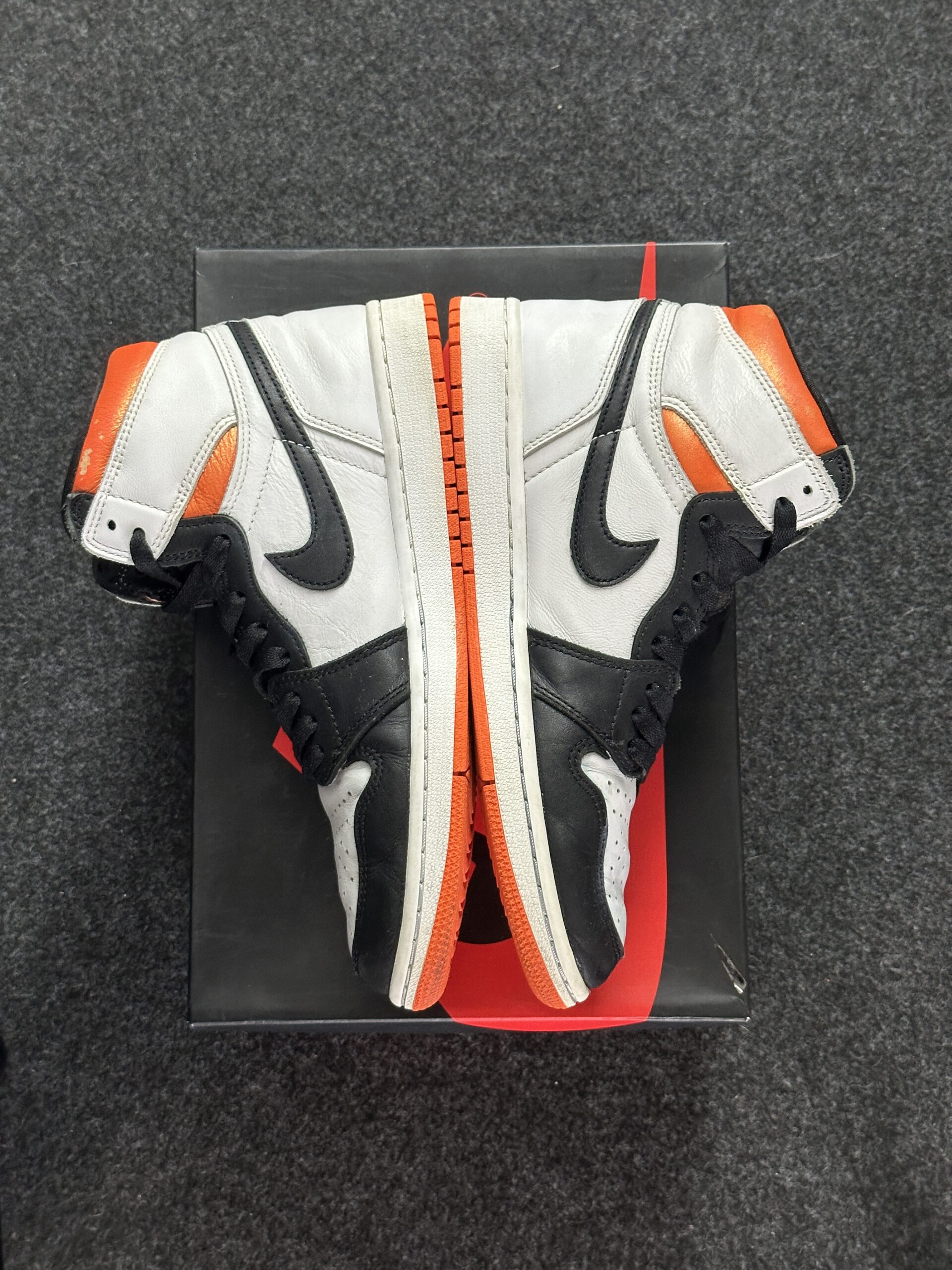 Air Jordan 1 Retro High OG Electro Orange 555088-180 taglia EU 41 vista interna