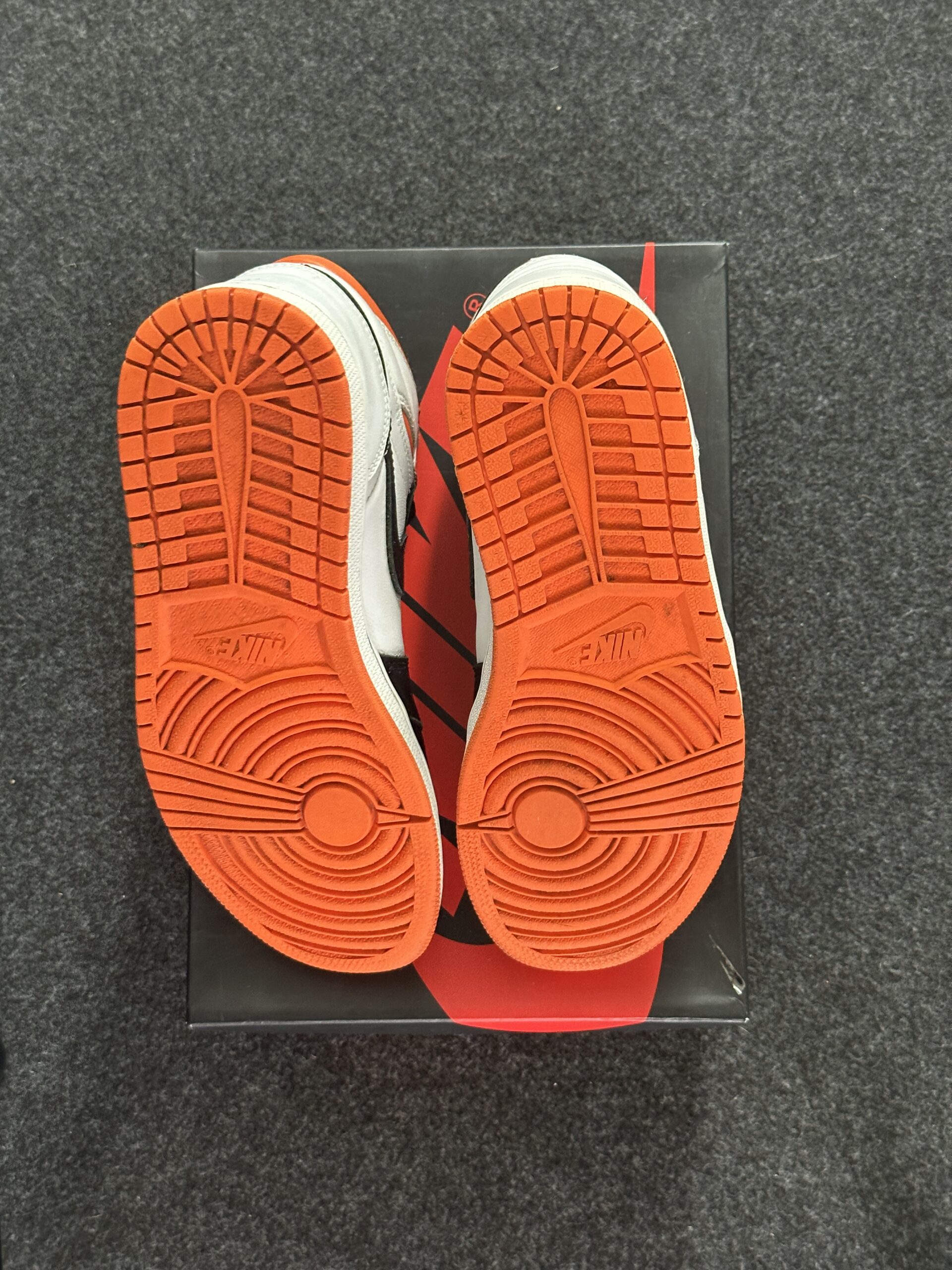 Air Jordan 1 Retro High OG Electro Orange 555088-180 taglia EU 41 vista suole