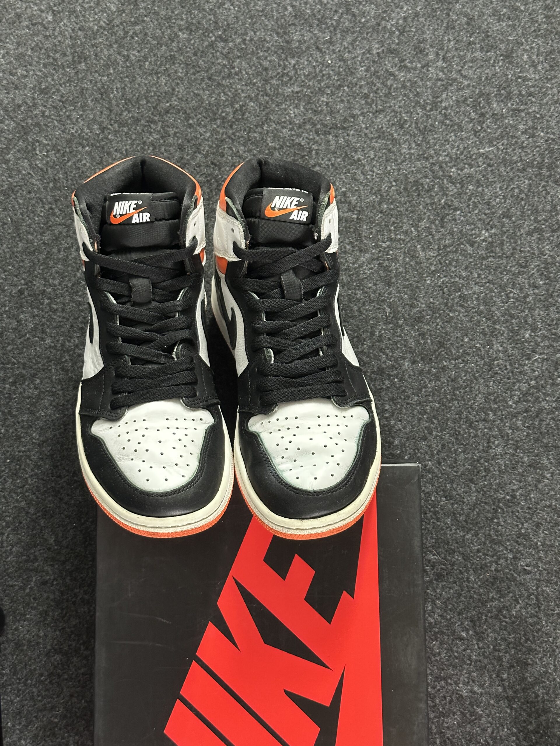 Air Jordan 1 Retro High OG Electro Orange 555088-180 taglia EU 41 vista punta