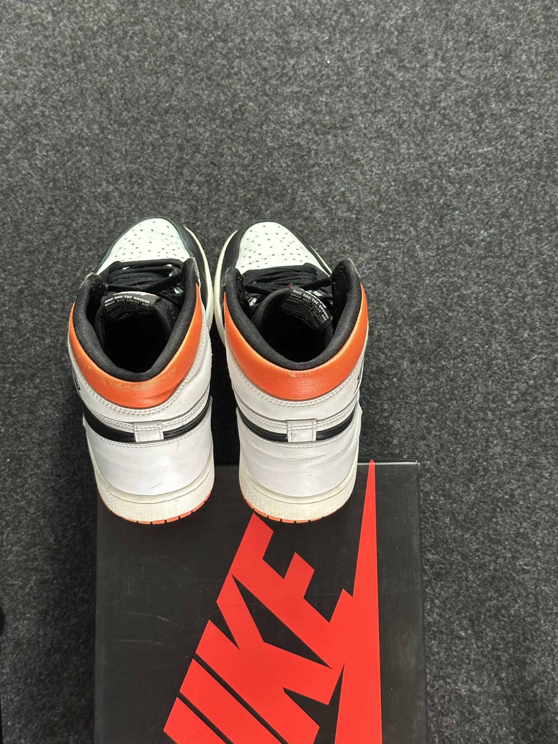 Air Jordan 1 Retro High OG Electro Orange 555088-180 taglia EU 41 vista tallone