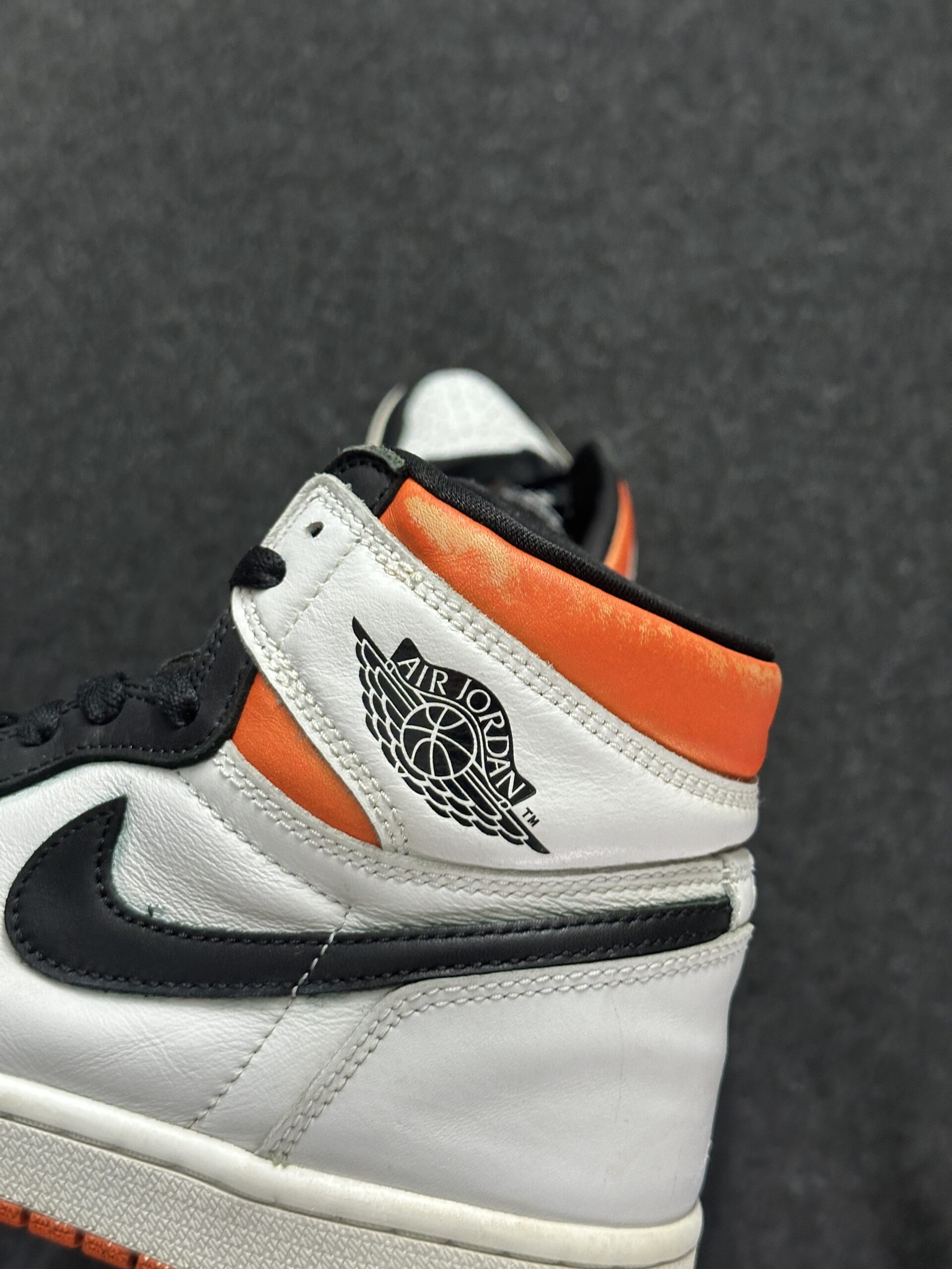 Air Jordan 1 Retro High OG Electro Orange 555088-180 taglia EU 41 vista logo